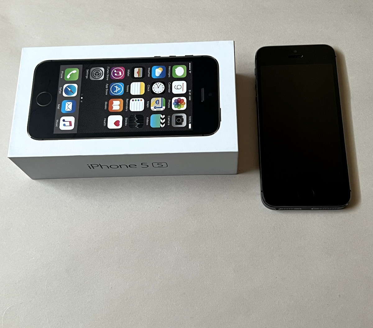 Apple iPhone 5s 16GB, Space Gray AT&T Locked Model A1533 With Factory Box