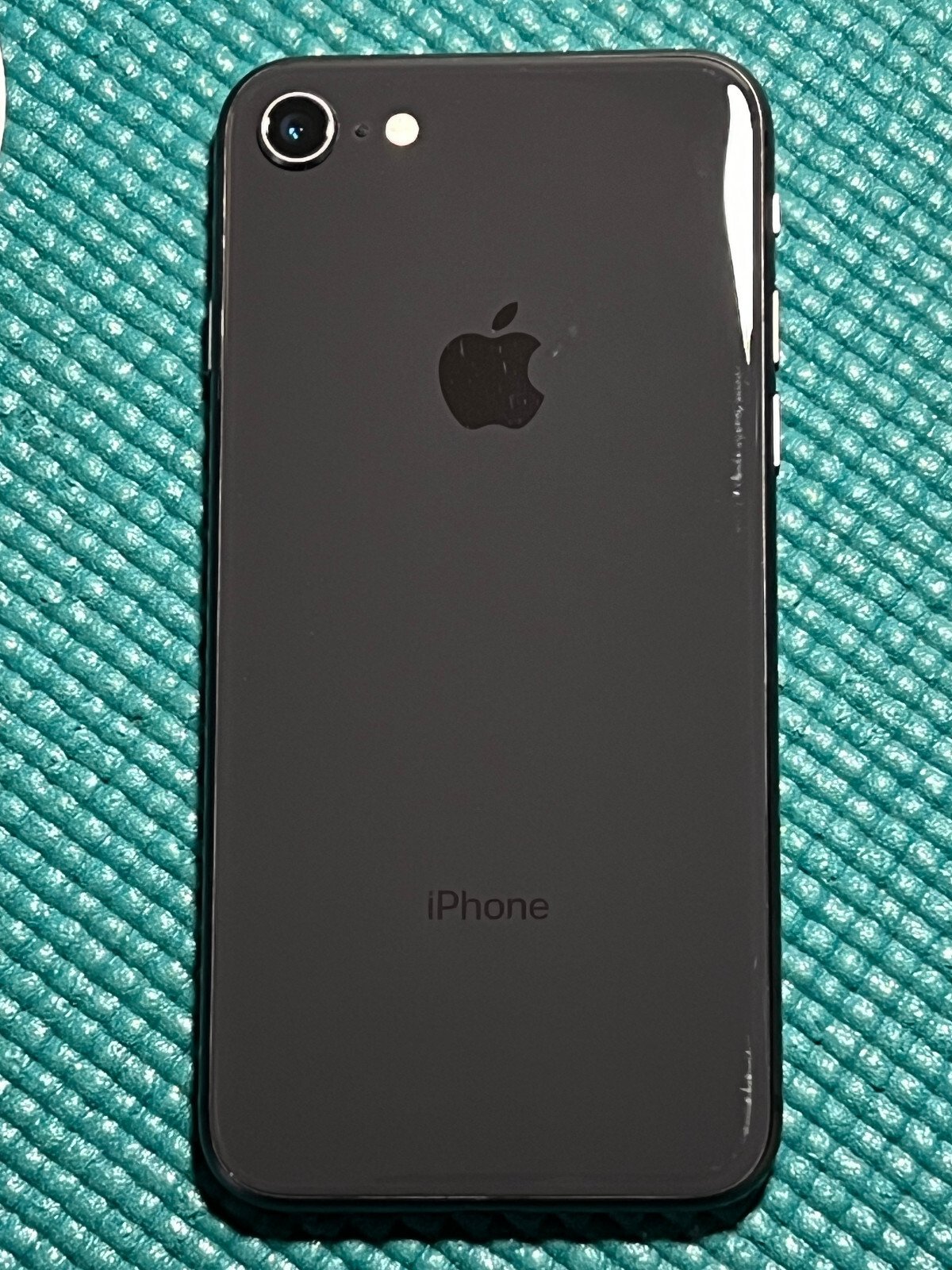 Apple iPhone 8 – 64GB – Space Gray (Unlocked) A1863 (CDMA + GSM)