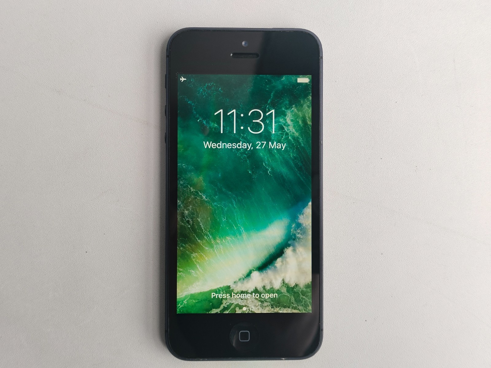 Working Apple iPhone 5 – 16/32GB Black/White Factory UNlocked(any carrier) GIFT