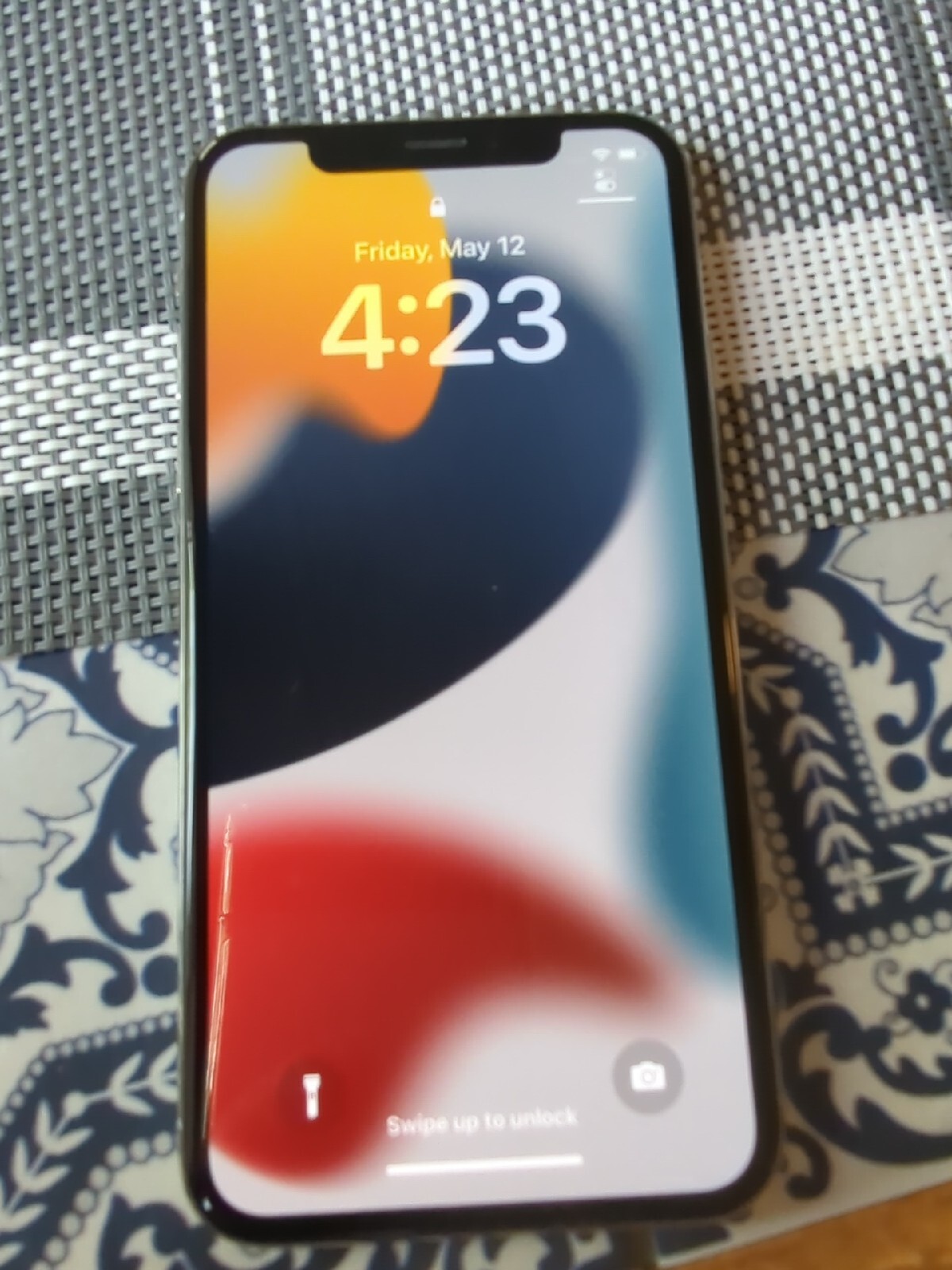 Apple iPhone X – 256GB – Silver (Unlocked) A1865 (CDMA + GSM)