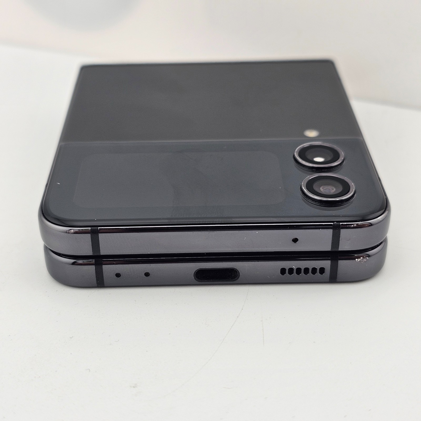 Samsung Galaxy Z Flip 4 SM-F721U – Unlocked 256GB Graphite *DOES NOT OPEN FULLY*