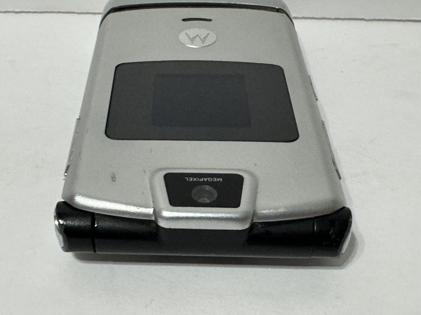 Motorola RAZR V3m Silver Cellular Flip Phone – Verizon Tested – Bad Battery