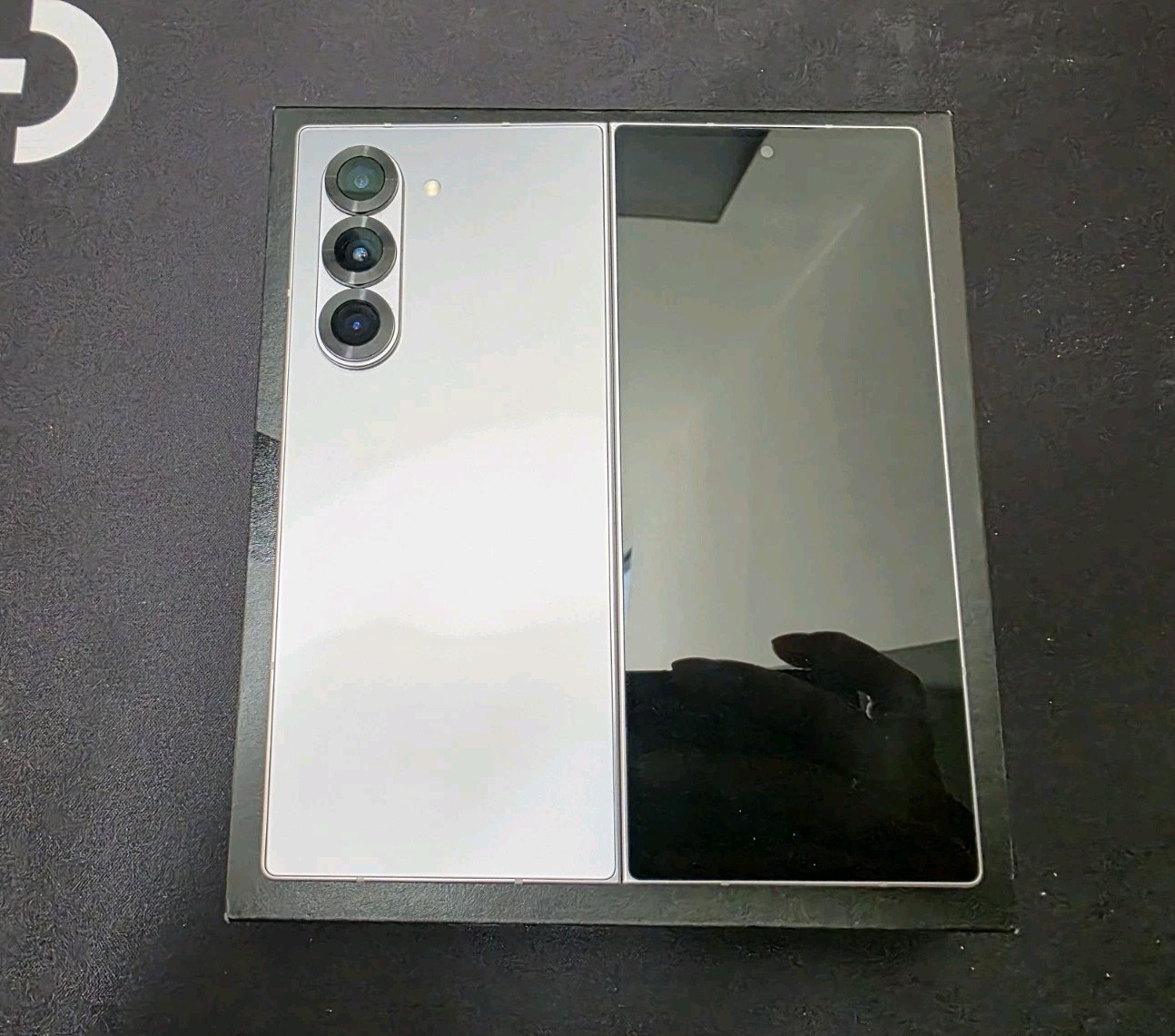 Samsung Galaxy Z Fold6 – 1 TB – Silver Shadow (Unlocked) with Pen – Hardly Used
