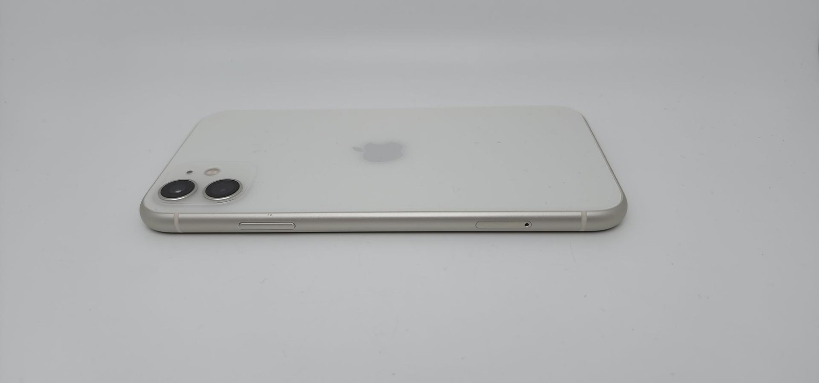 Apple iPhone 11 128GB (Unlocked) A2221 – White – Fair
