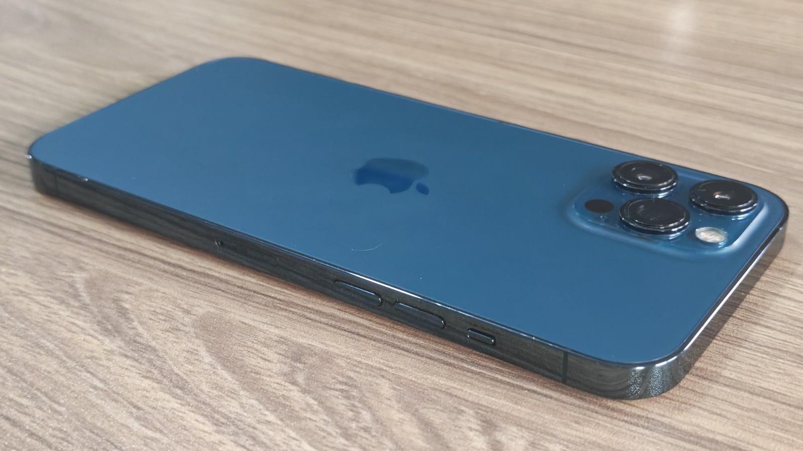 Apple iPhone 12 Pro Max Unlocked 128/256/512 GB Random Color With Accessories