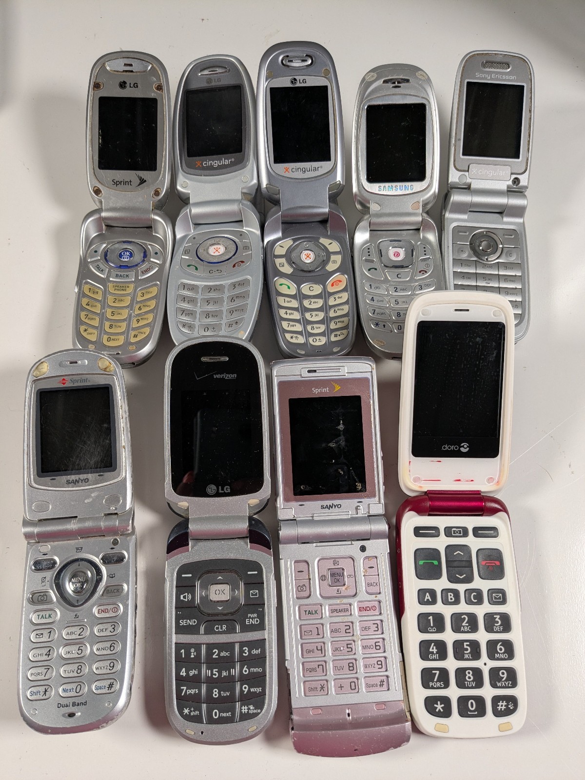 Lot (9) Flip Cell Phones LG PM225 CG300 C2000 Samsung Doro 618 Sanyo Ericcson