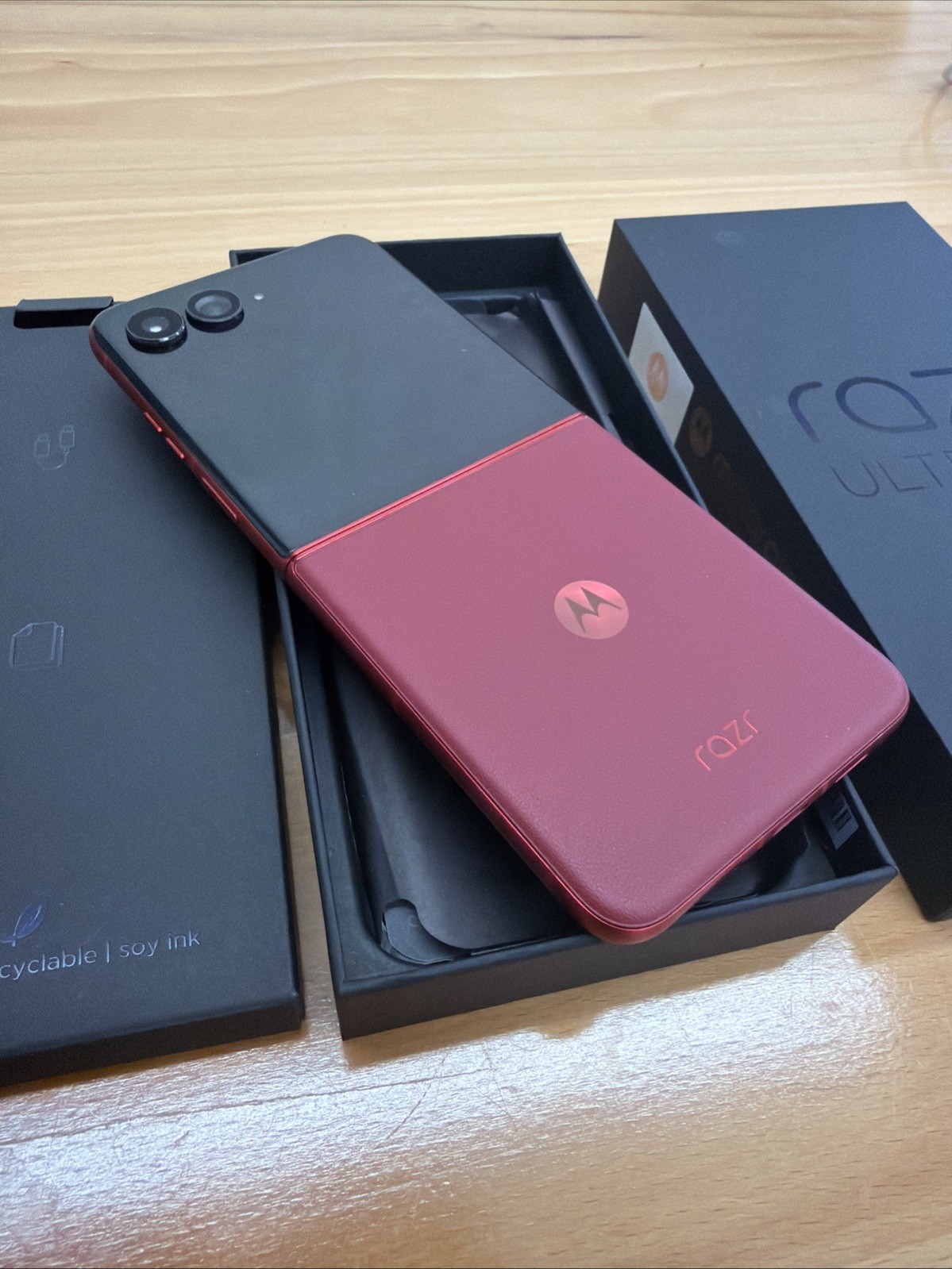Motorola Razr Ultra 16+512GB Río Red Unlocked Excellent