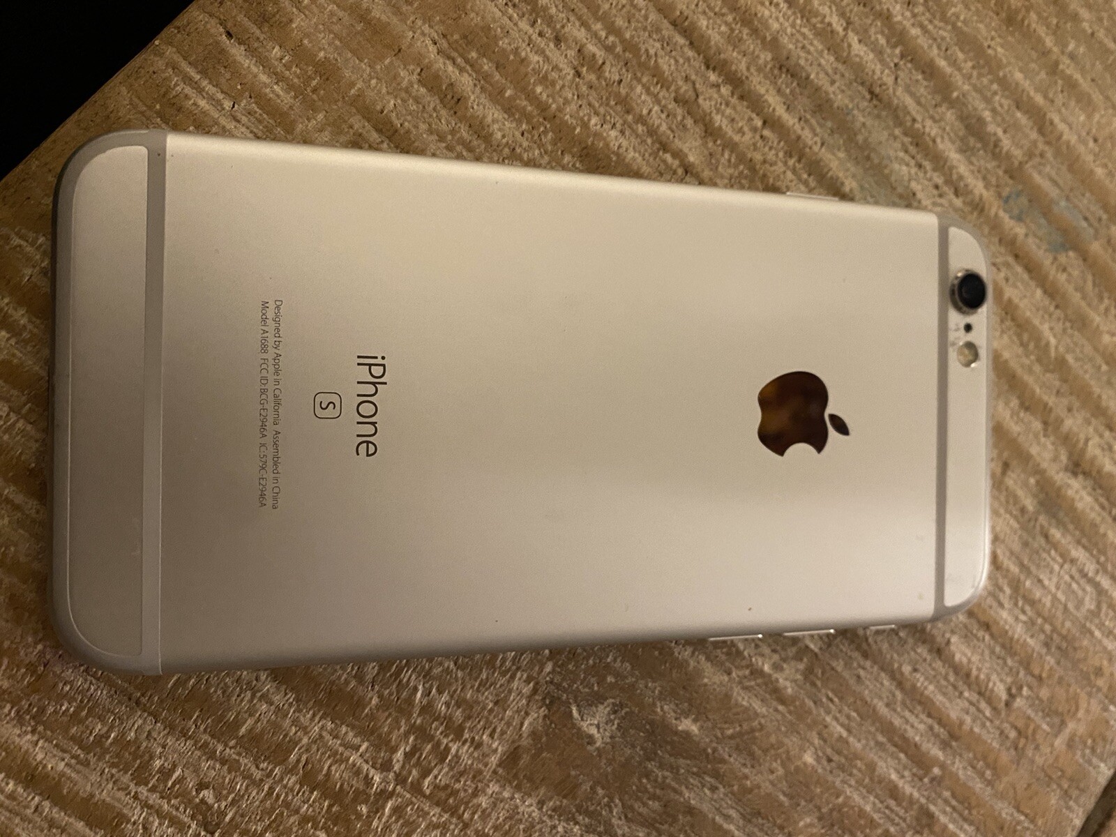 Apple iPhone 6s – 64GB – Silver (Unlocked) A1688 (CDMA + GSM)