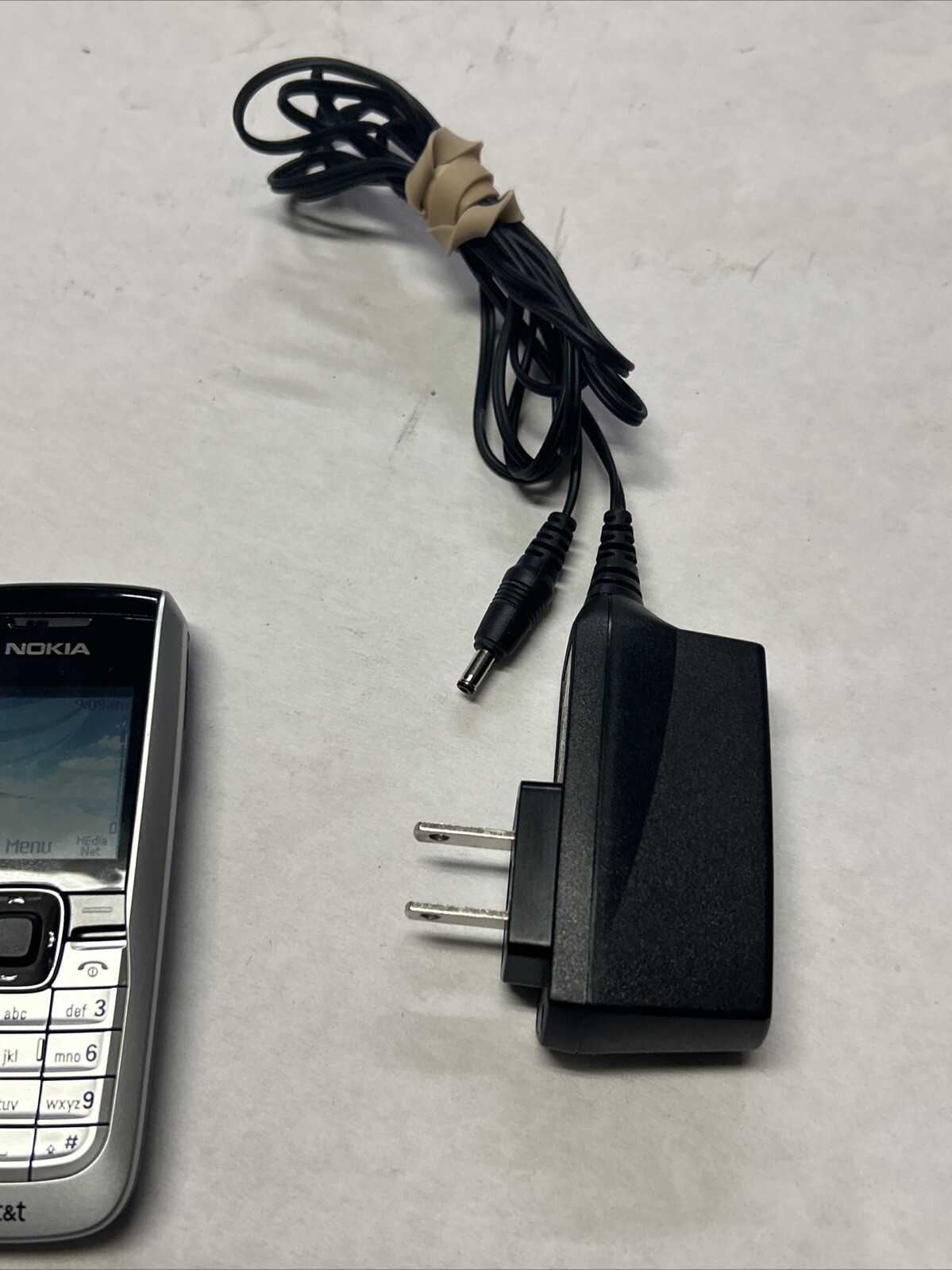 Nokia 2610 (AT&T) Silver Candybar Cellphone Works, Small Easy To Carry
