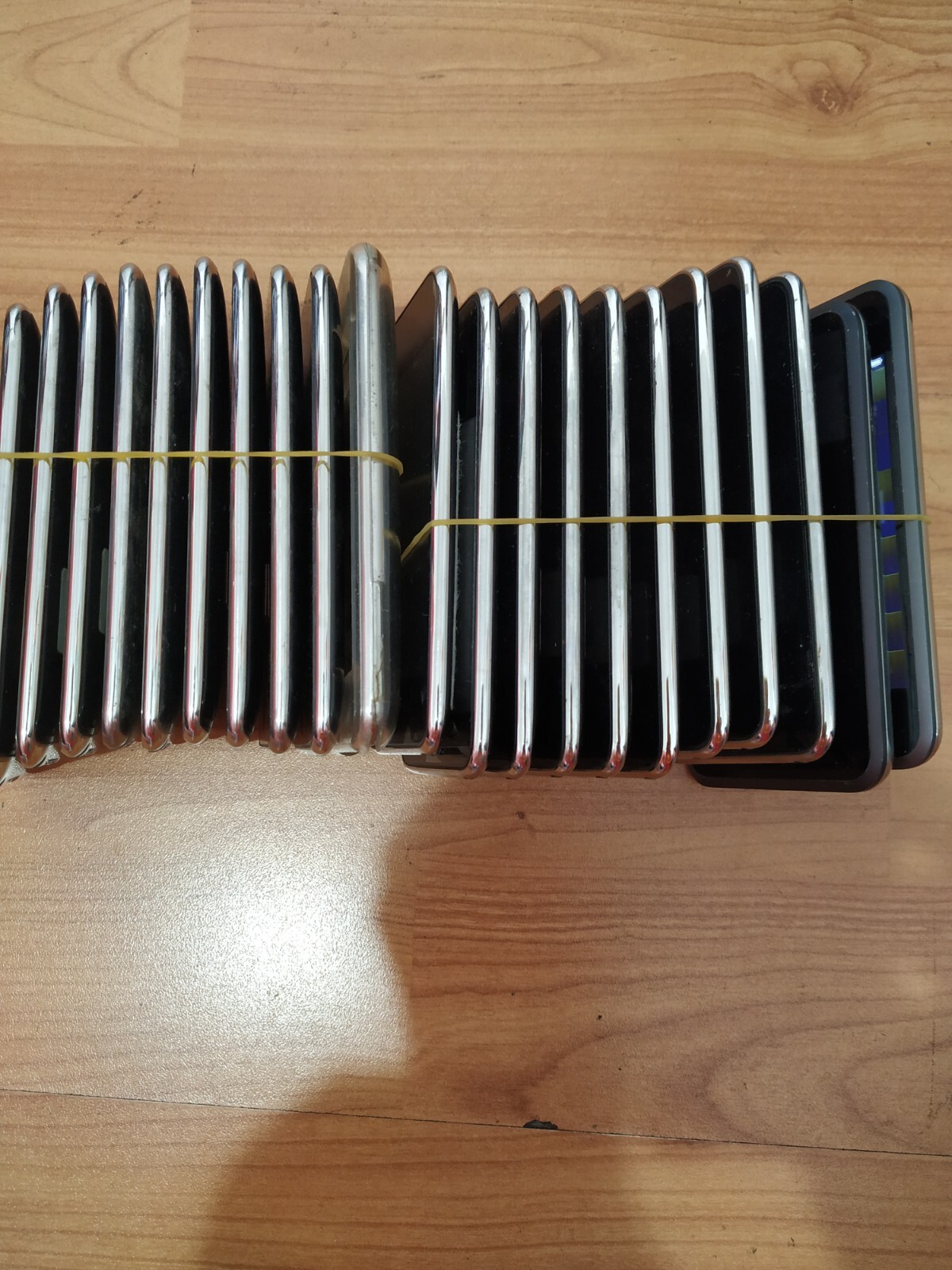 Lot of 21 Apple iPod Touch 1st, 2nd, 3rd,32GB(3pcs)16GB(3pcs)8GB(15pcs)for parts