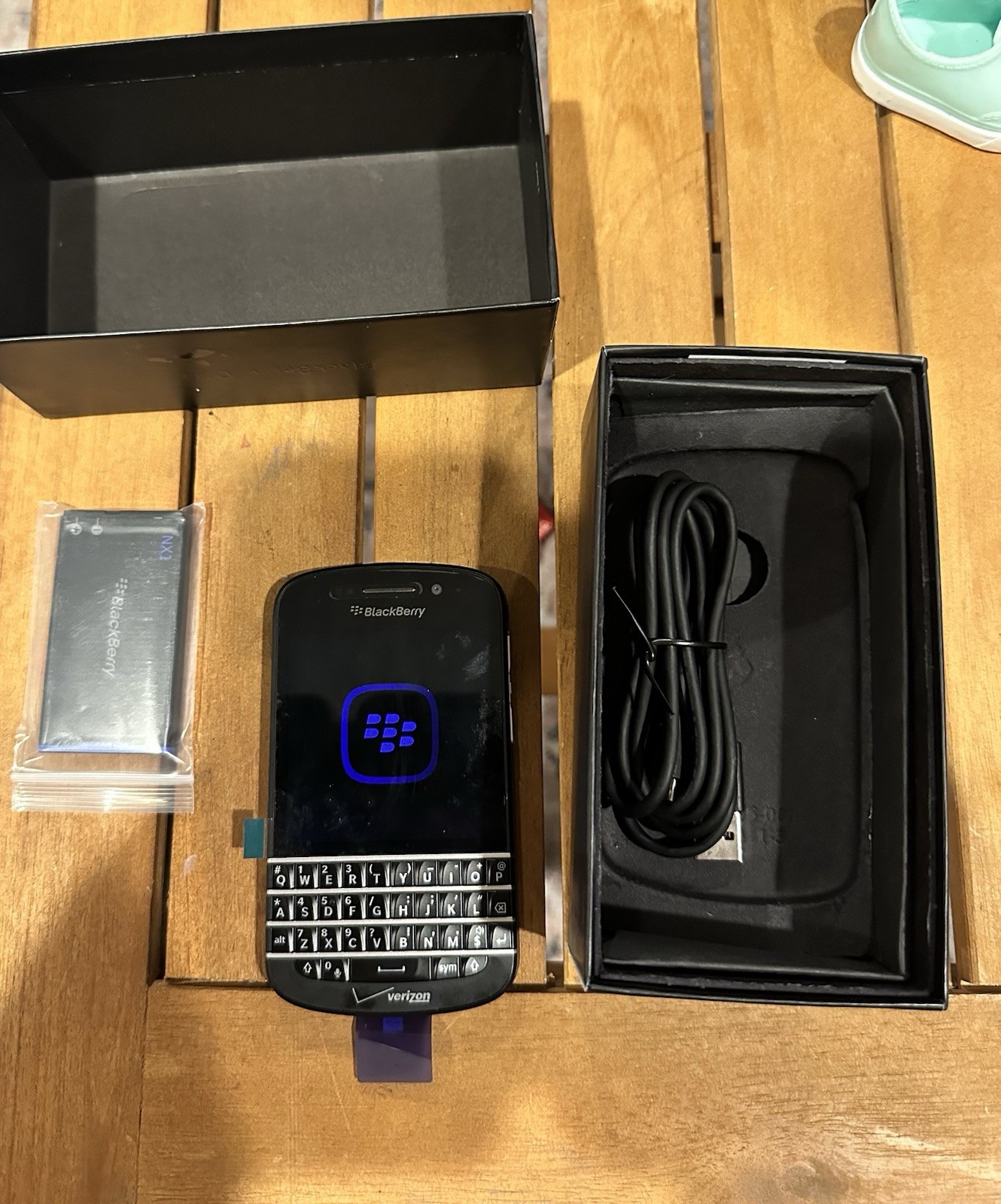BlackBerry Q10 4G LTE In Box Xtra Battery Bundle