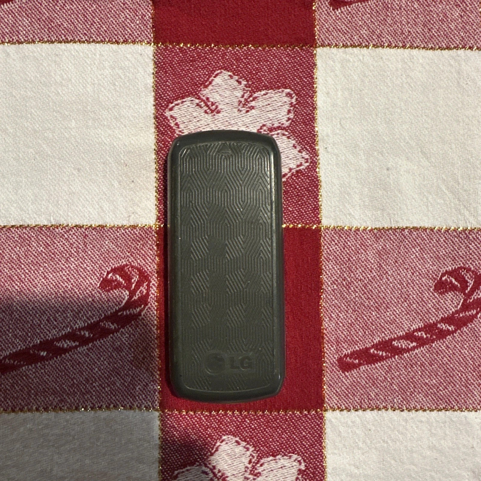 LG 320G / 320GB – Gray and Silver ( TracFone ) Cellular Candybar Phone