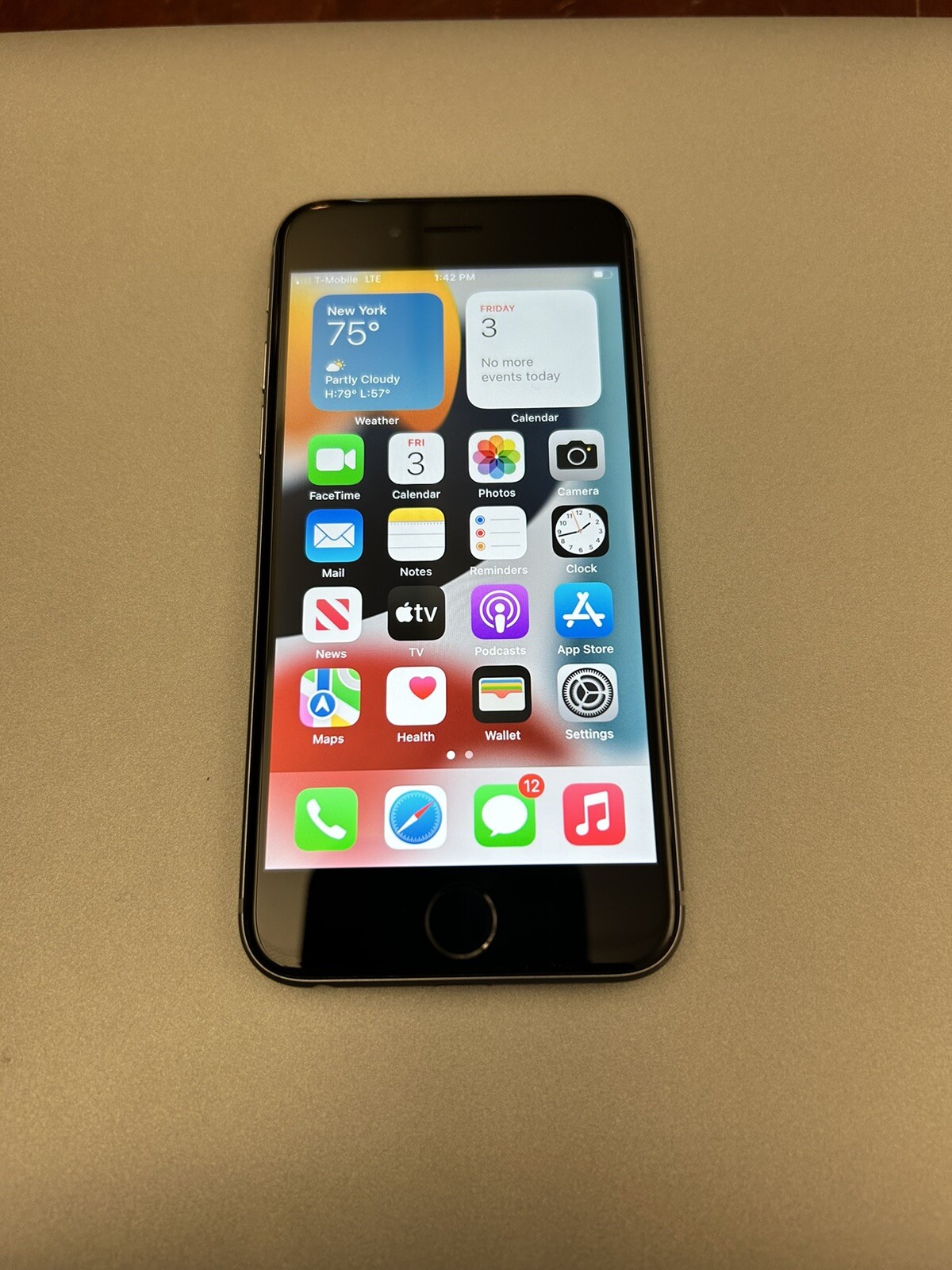 Apple iPhone 6s – 16GB – Silver (Unlocked) A1688 (CDMA + GSM)