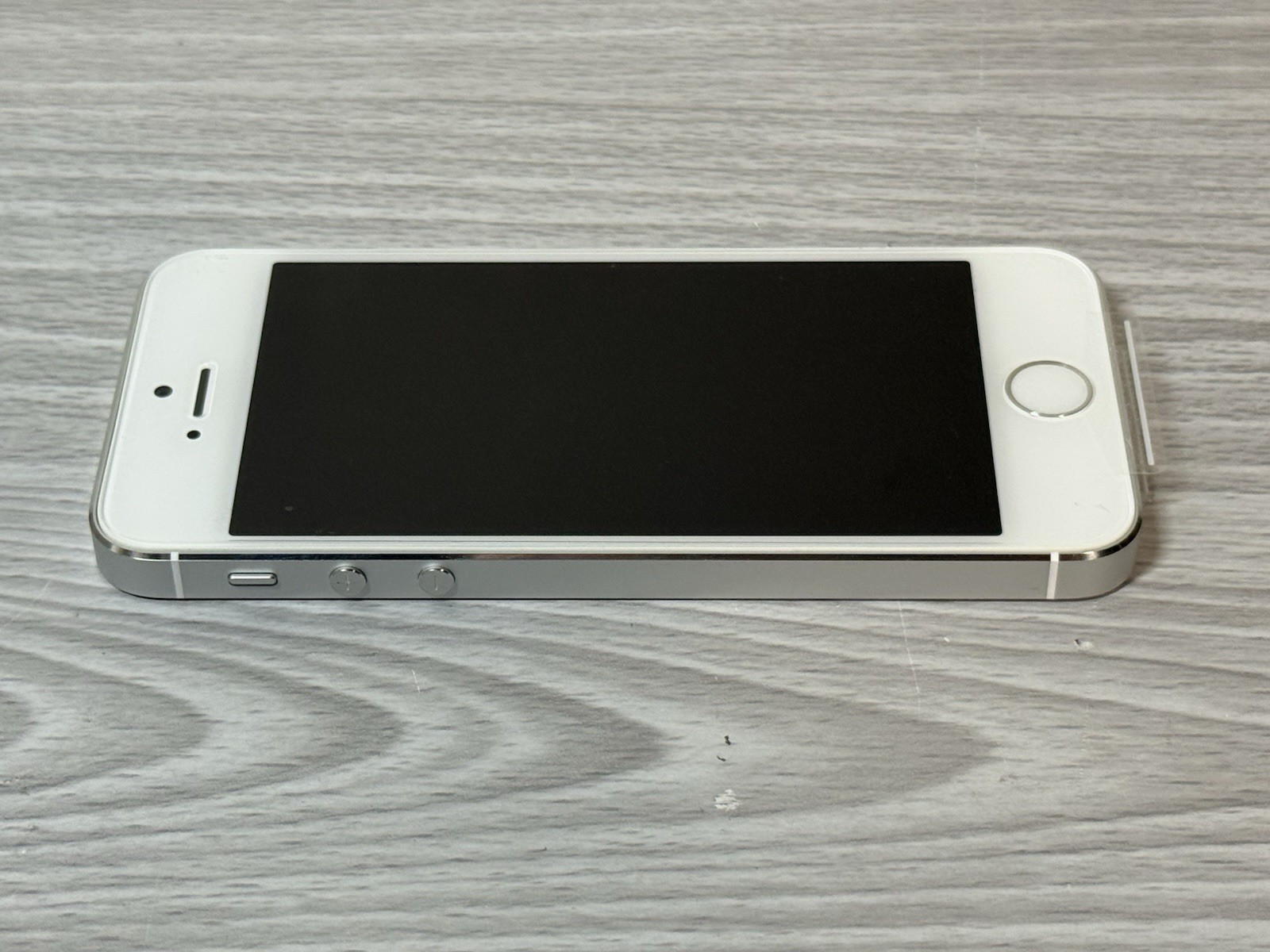 Apple iPhone 5s Silver 16GB Unlocked A1453 – Orignal Box – Never Activated!!