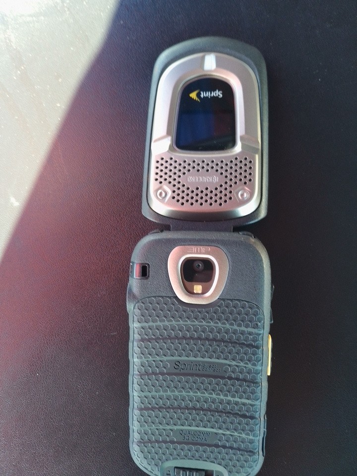 Kyocera DuraXT E4277 – Black (Sprint) PTT 3G Rugged GPS Flip Camera Cell Phone