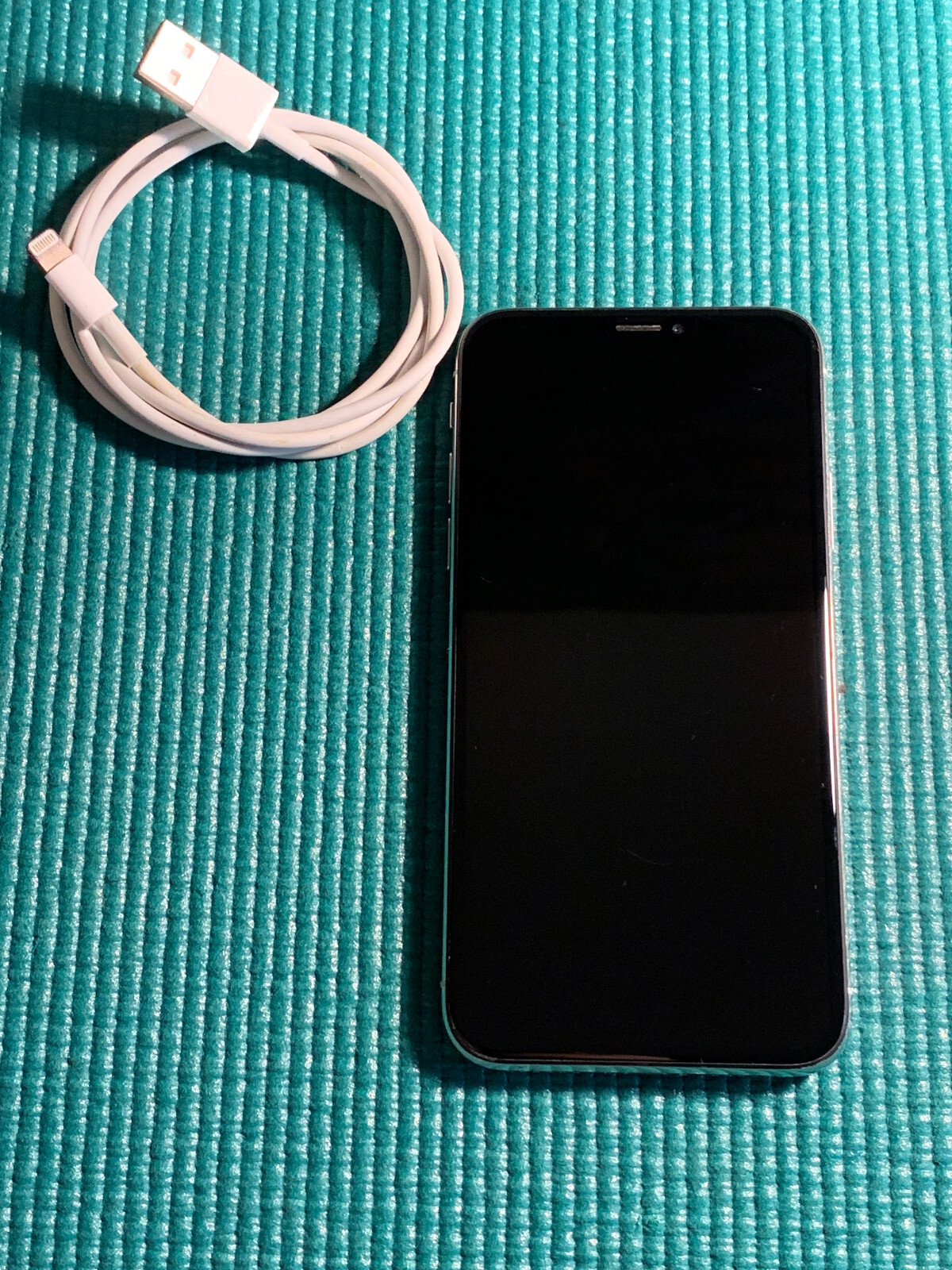 Apple iPhone X – 256GB – Silver (Unlocked) A1865 (CDMA + GSM)