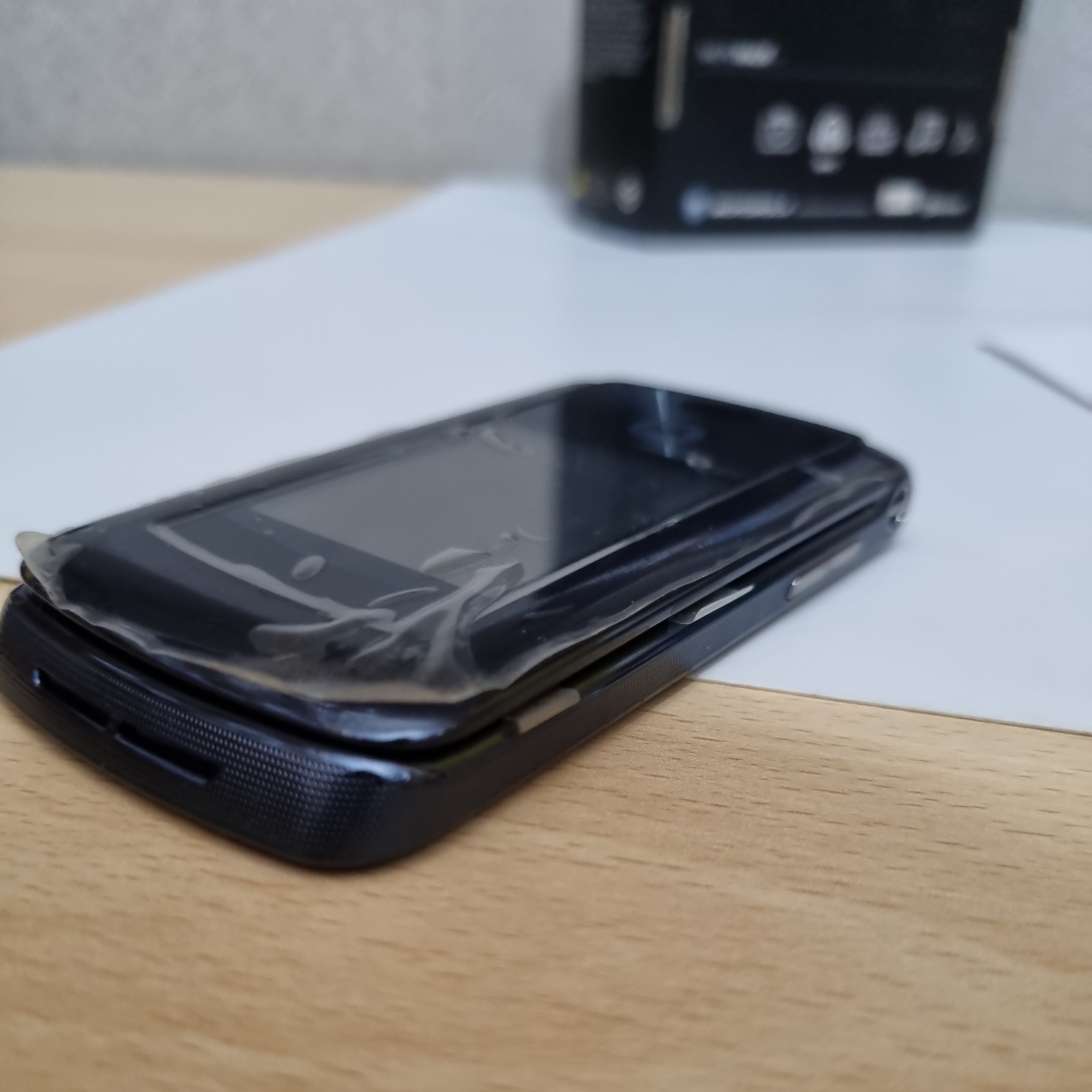 Motorola RAZR2 V8 unlocked brand new old stock