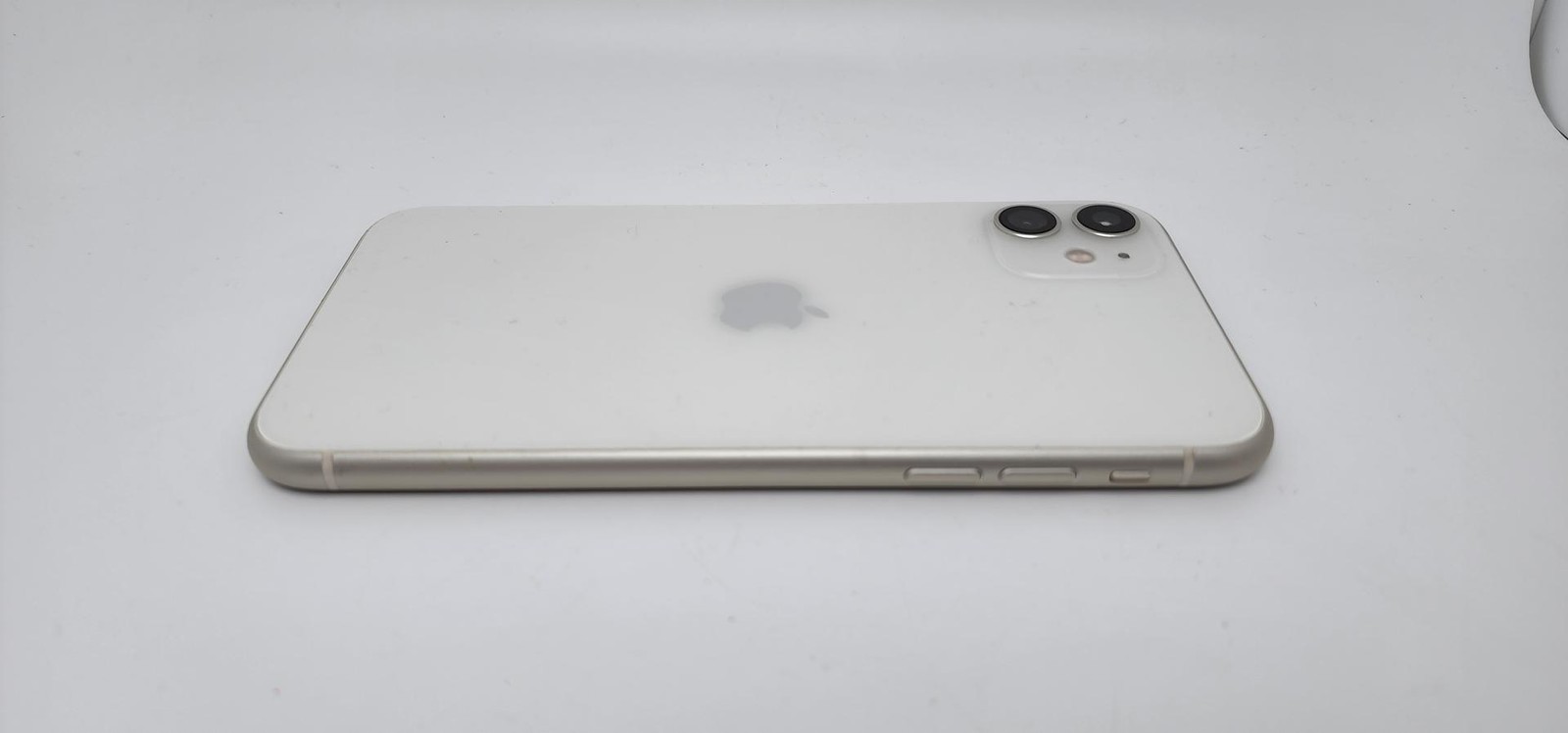Apple iPhone 11 128GB (Unlocked) A2221 – White – Fair