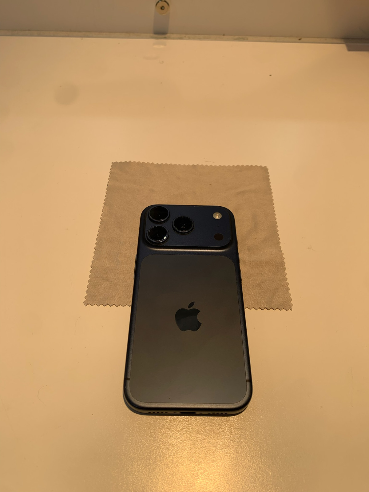Apple iPhone 17 Pro – 256 GB – Deep Blue (Unlocked)