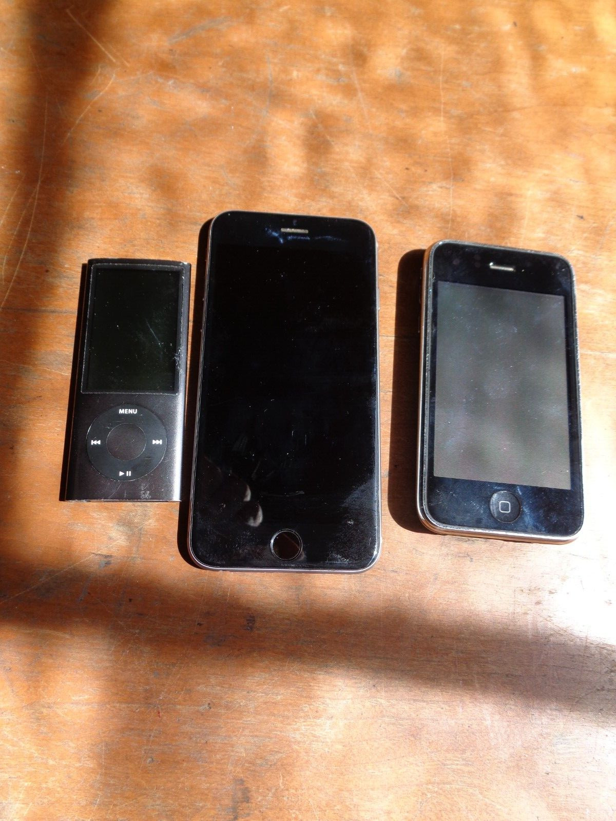 3 Lot: Apple iPhone A1549 + A1303 & Ipod Touch A1320