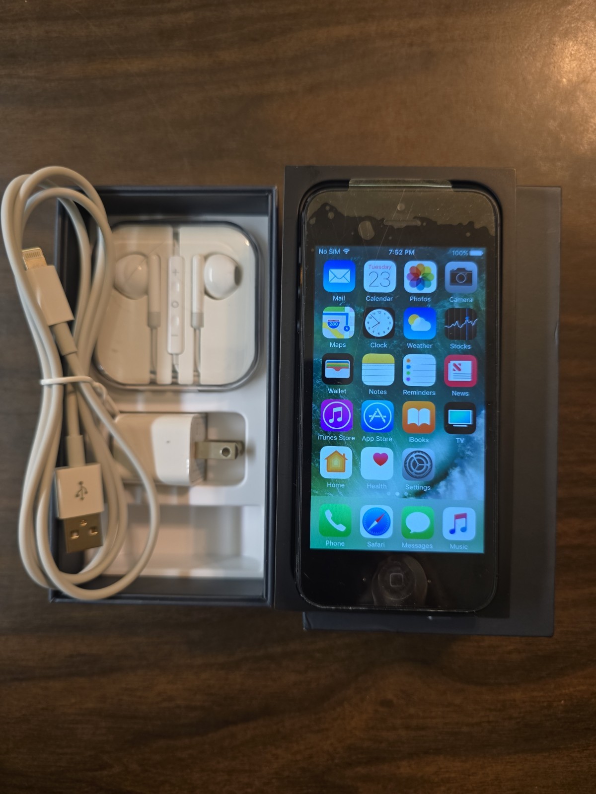 Apple iPhone 5 – 16 GB – Black & Slate (Unlocked) – Box & Accessories