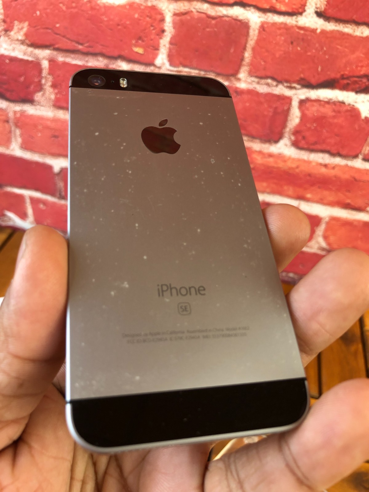 Complete – APPLE IPHONE SE SPACE GRAY A1662 w/ New EarPods SCREEN LOCKED – READ