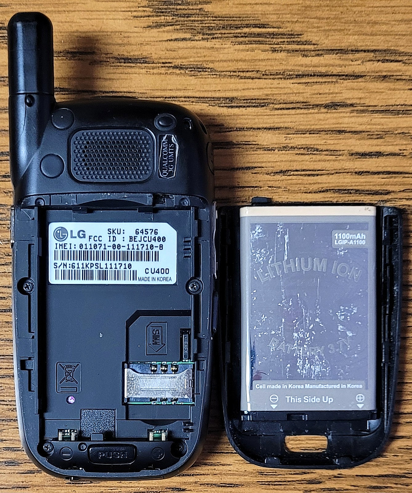 LG CU400 – Black and Gray ( AT&T ) Rare Cellular Flip Phone – Bundled