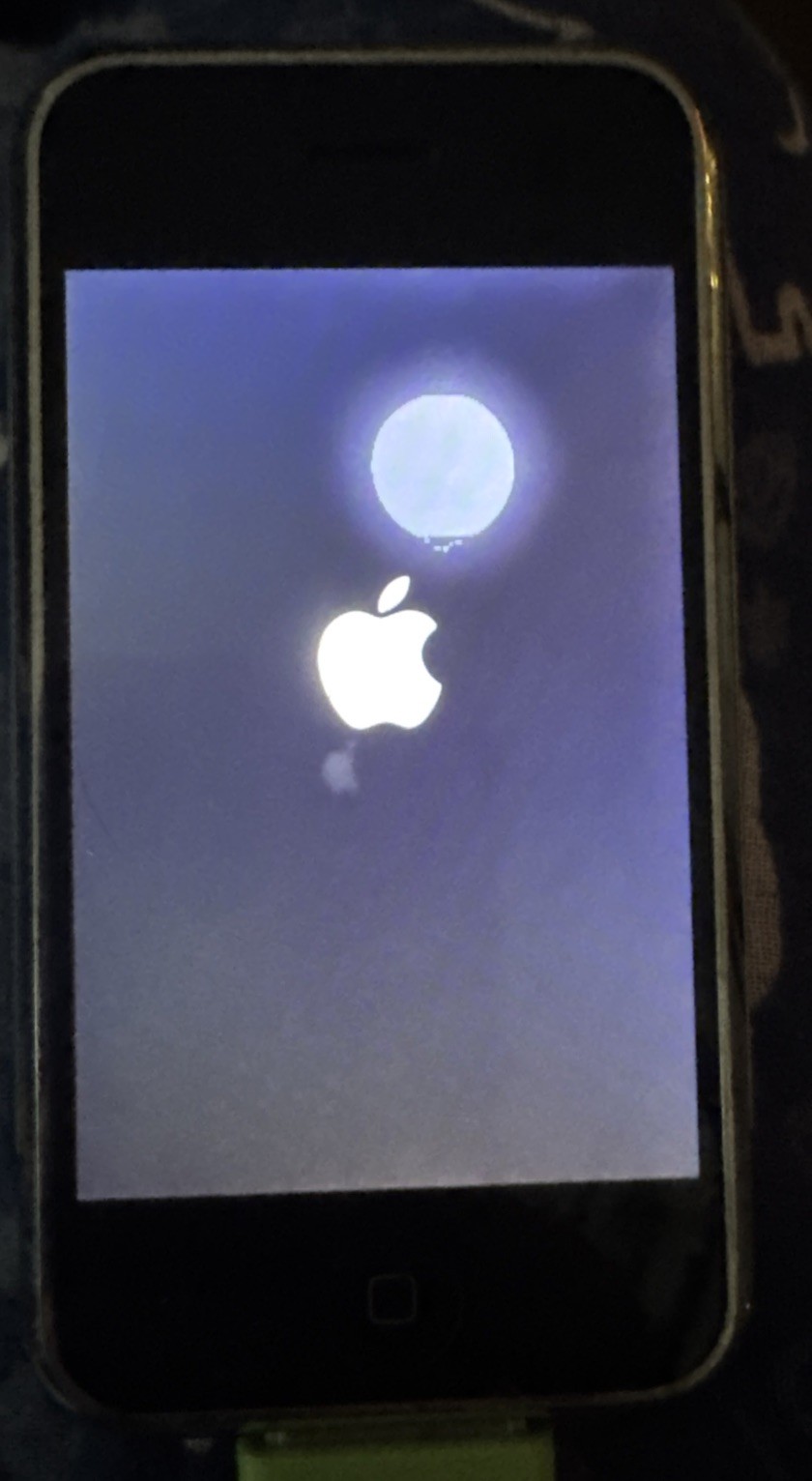 Apple iPhone 1st Gen 8 GB Silver (AT&T) A1203 Fast Ship Good Used Broken Pixels