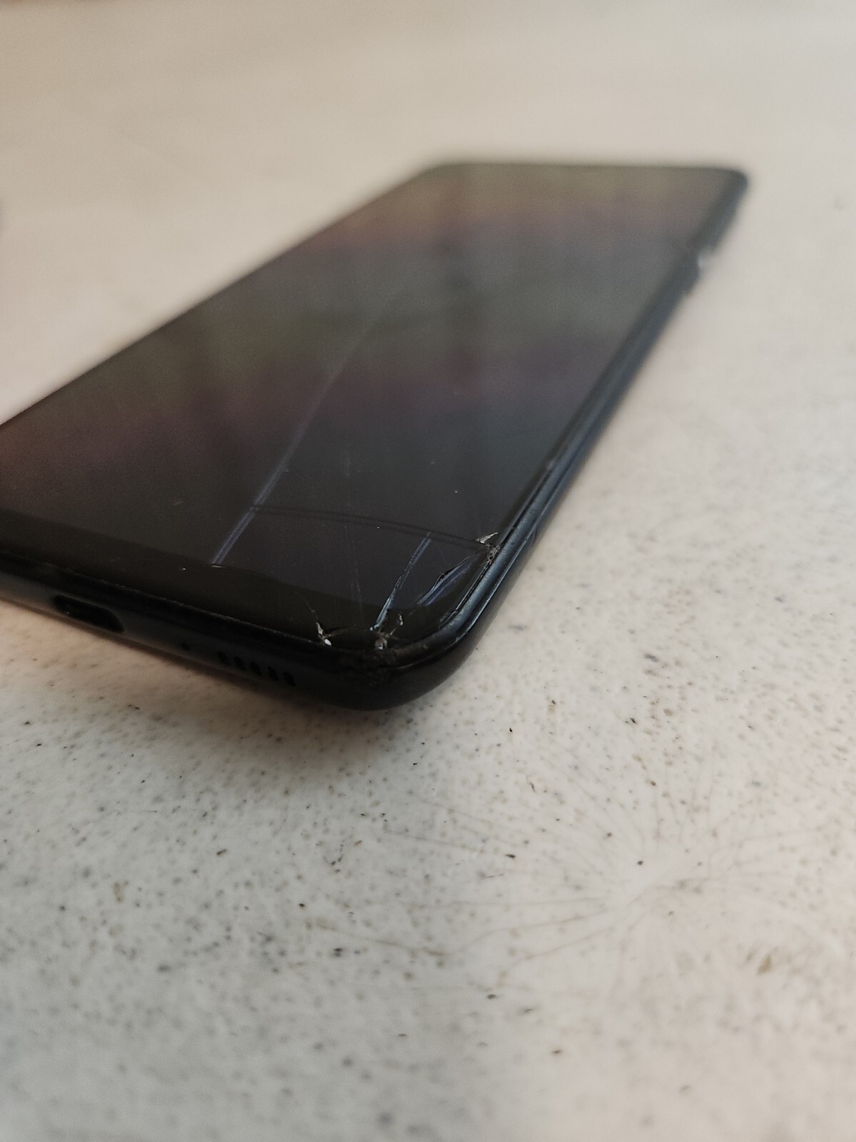 Samsung Galaxy A20 (SM-A205U) 32GB – Black (Boost Mobile) Screen Cracked!
