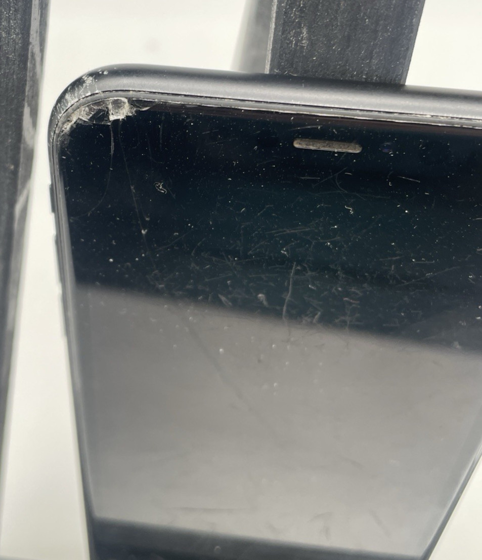 Apple iPhone XR 128GB AT&T Black Battery Health 78% Works – Cracked Screen