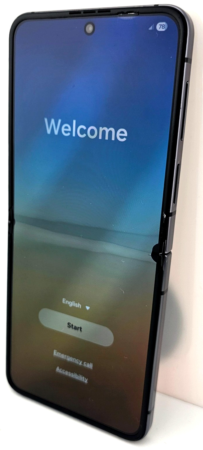 Samsung Galaxy Z Flip 5 (5G) SM-F731U – Unlocked 256GB Graphite *SCREEN DAMAGE*