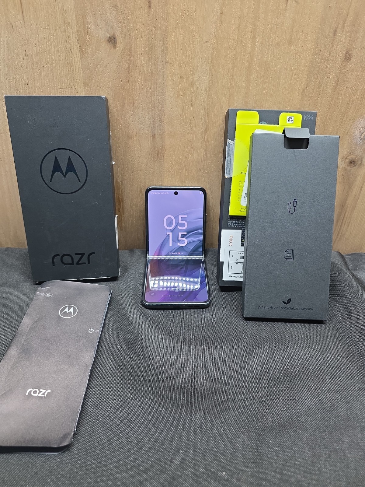 Motorola Razr 2024 XT2453V 256GB Gray Tracfone/Straight Talk Only Read