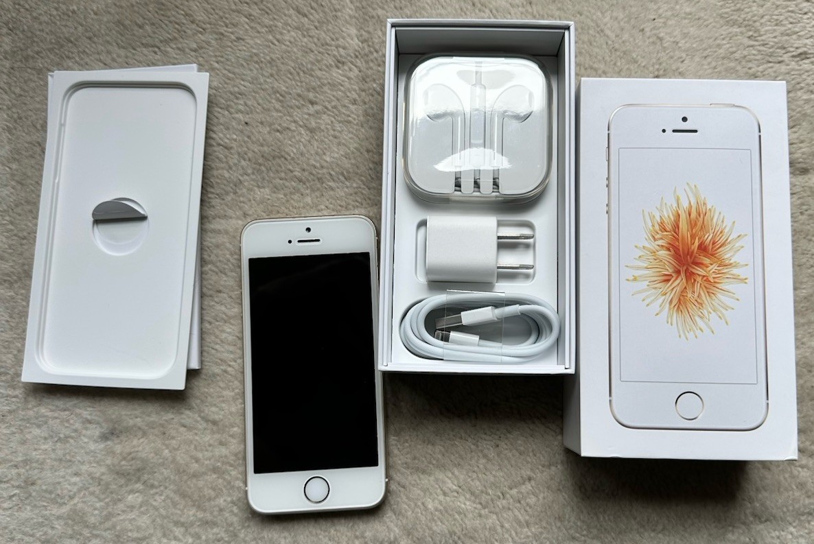 Apple iPhone SE 1st Generation – 32 GB – Gold (Unlocked) A1662 Verizon With Box
