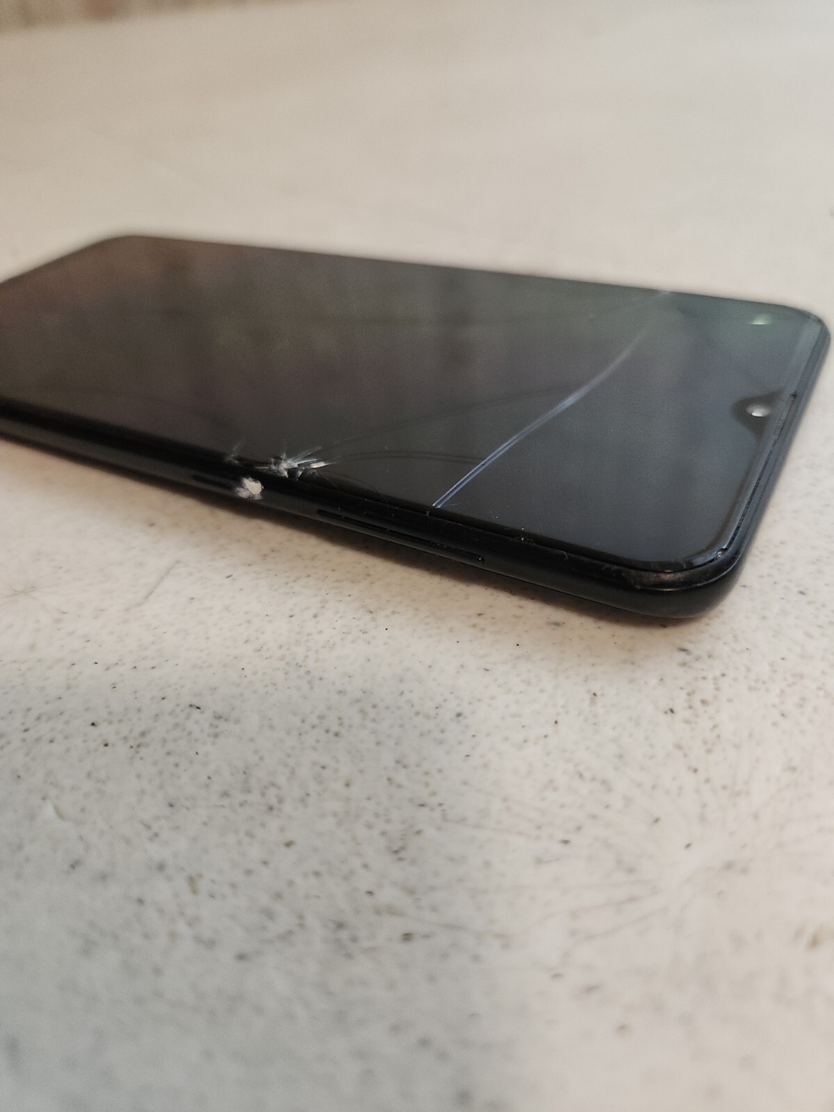 Samsung Galaxy A20 (SM-A205U) 32GB – Black (Boost Mobile) Screen Cracked!