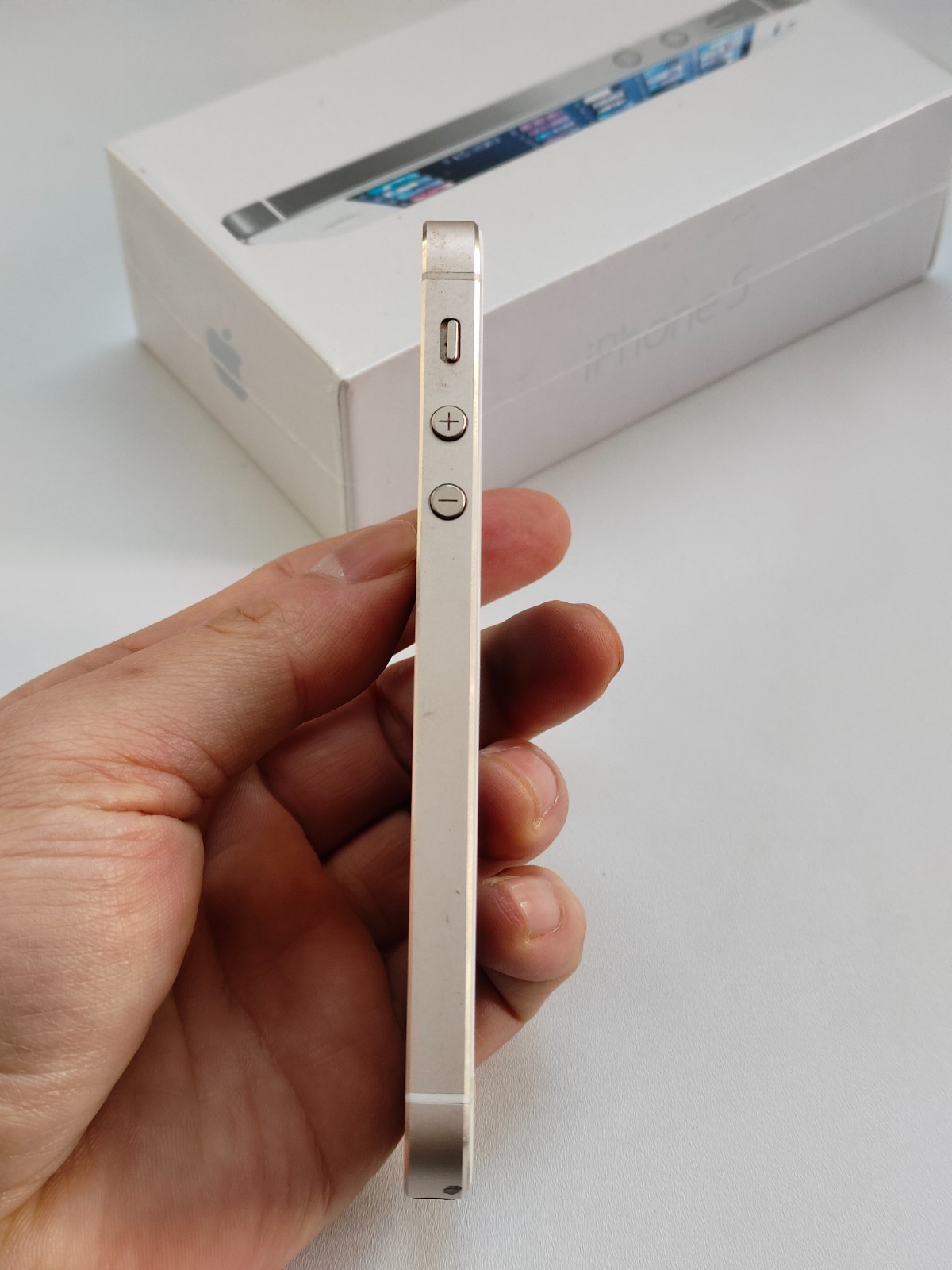 Apple iPhone 5/5s/5c 16GB Factory UNlocked Black/White/Gold Good 90%N ew US