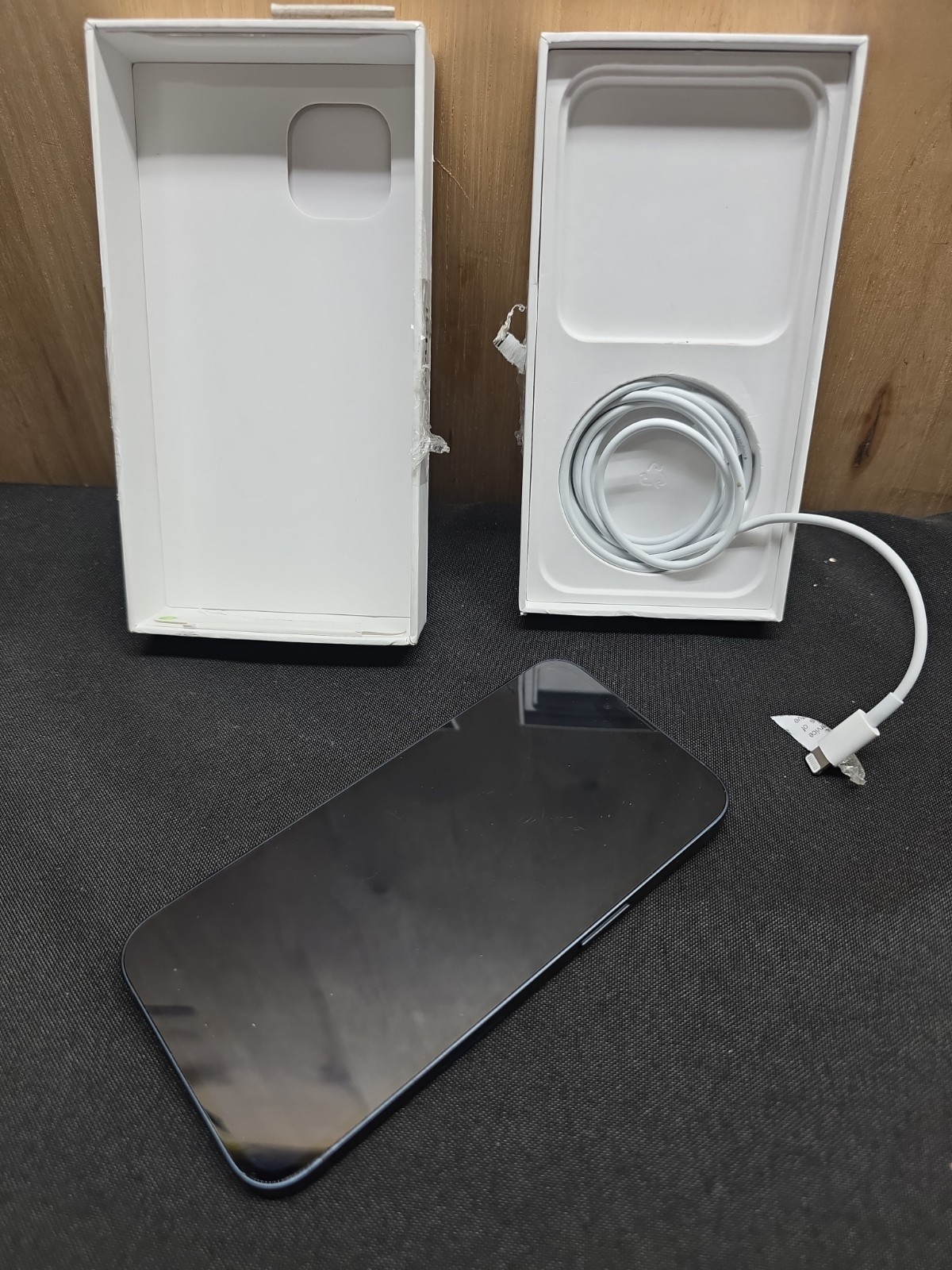 Apple iPhone 13 128GB Black Straight Talk iOS 6.1″ 5G Smartphone w/ Box UsedREAD