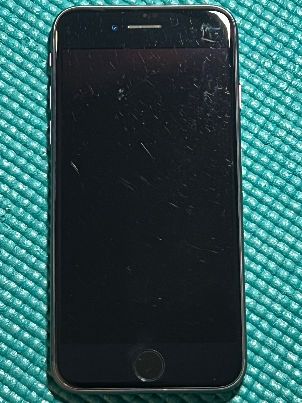 Apple iPhone 8 – 64GB – Space Gray (Unlocked) A1863 (CDMA + GSM)