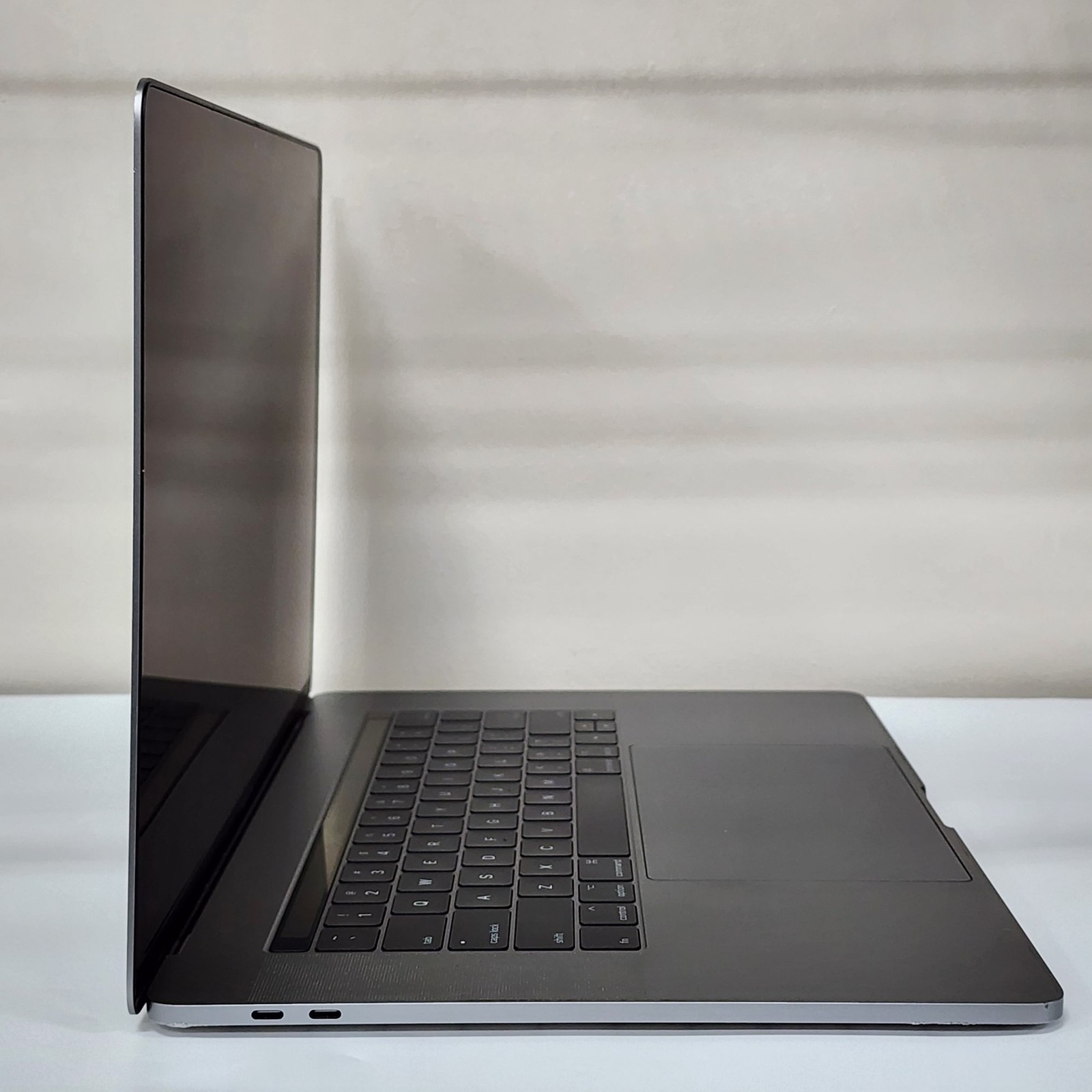 Apple MacBook Pro Late 2016 15 – 2KB0