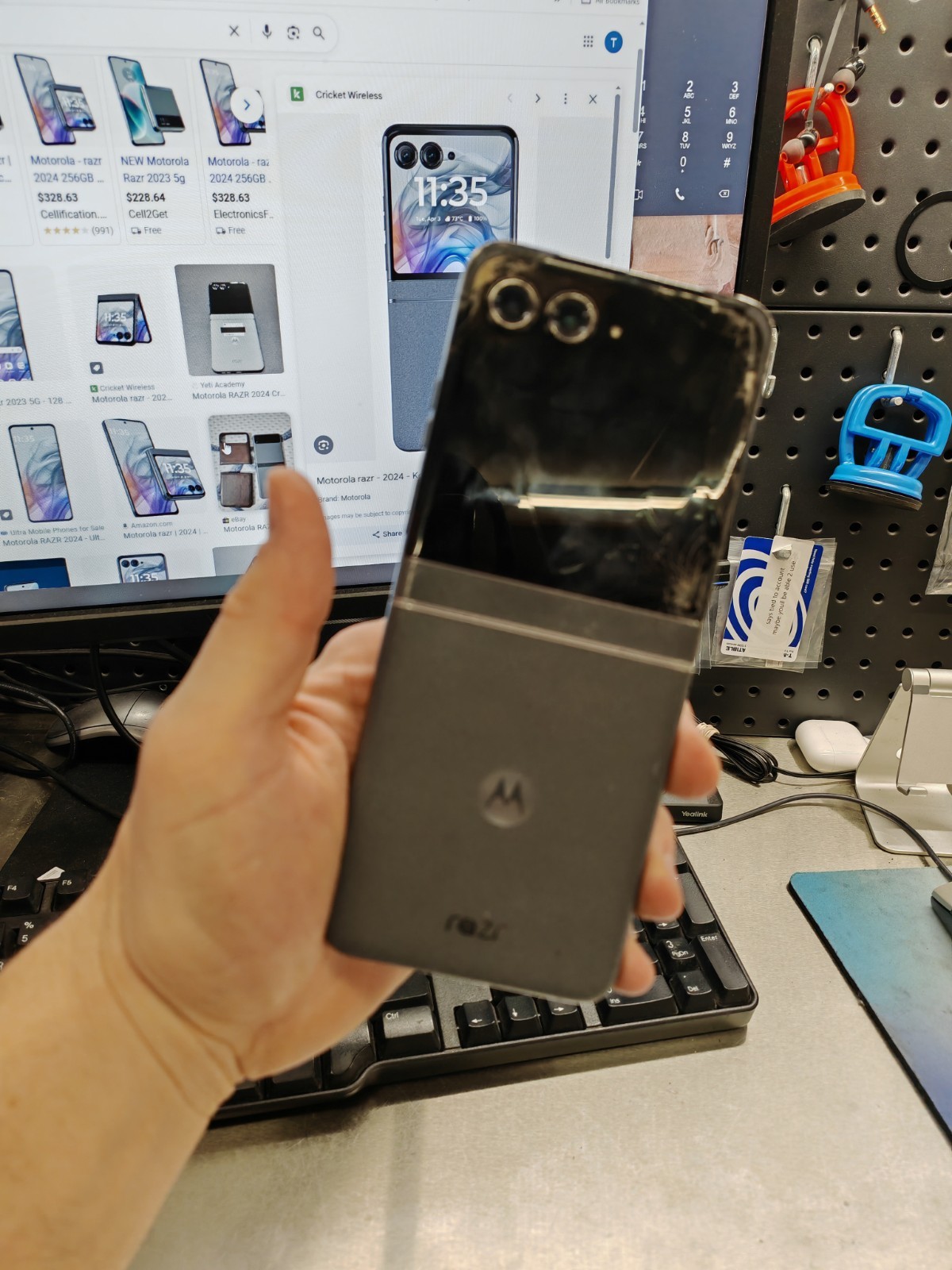 Broken Motorola Razr 2024 CRICKET – 256GB Gray XT2453-5 VERY BAD Condition