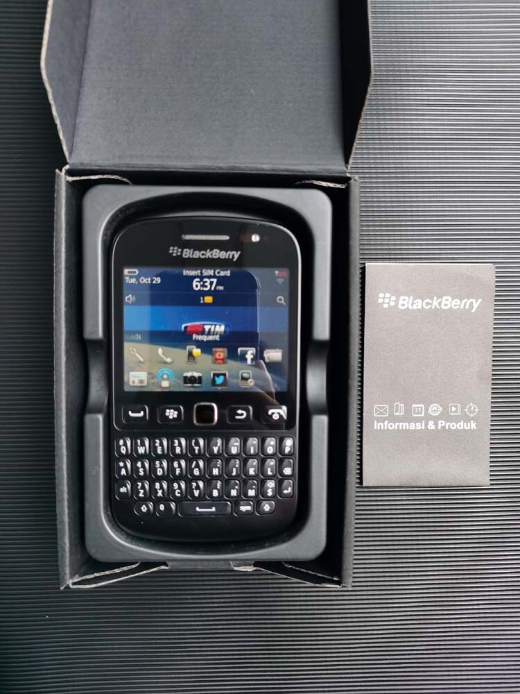 BlackBerry 9720 Unlocked 3G 5MP LED flash Keyboard Smartphone Good Condition
