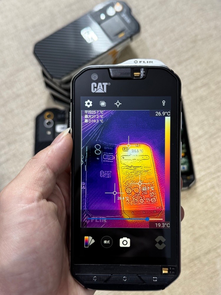 CAT S60 Rugged Waterproof 32GB Smartphone with Integrated FLIR Thermal Camera