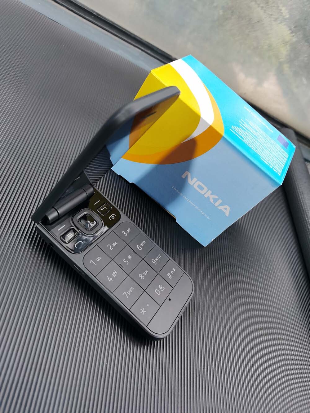 Nokia 2720 Flip 4G 4GB 512MB Bluetooth Backlight Unlocked Cellphone
