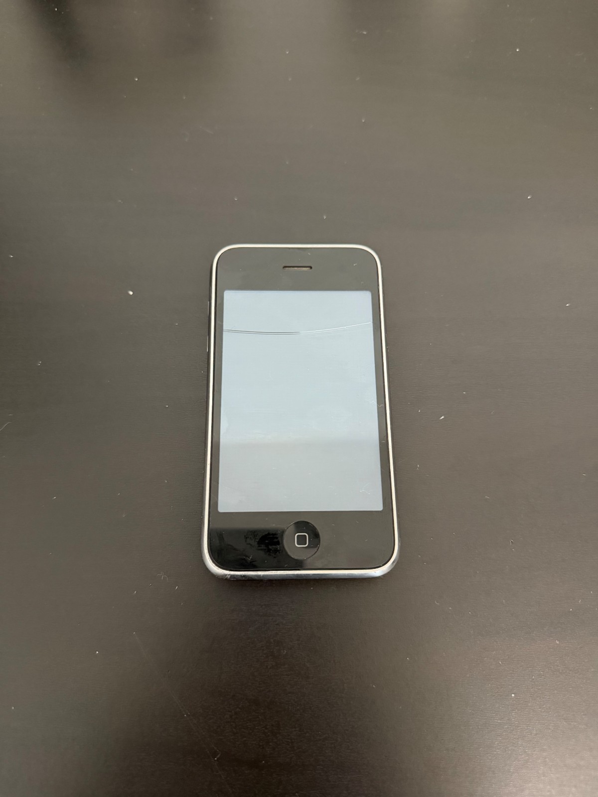 Apple iPhone 3GS – 32 GB – Black (Unlocked) With Screen Fracture