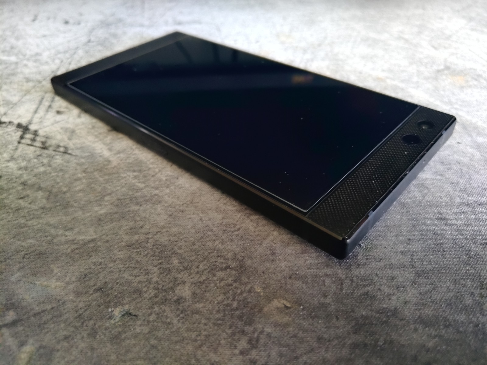 MINT Unlock Razer Phone 2 – 64GB – 8GB RAM – 120Hz LCD – 2.8Ghz CPU Mirror Black