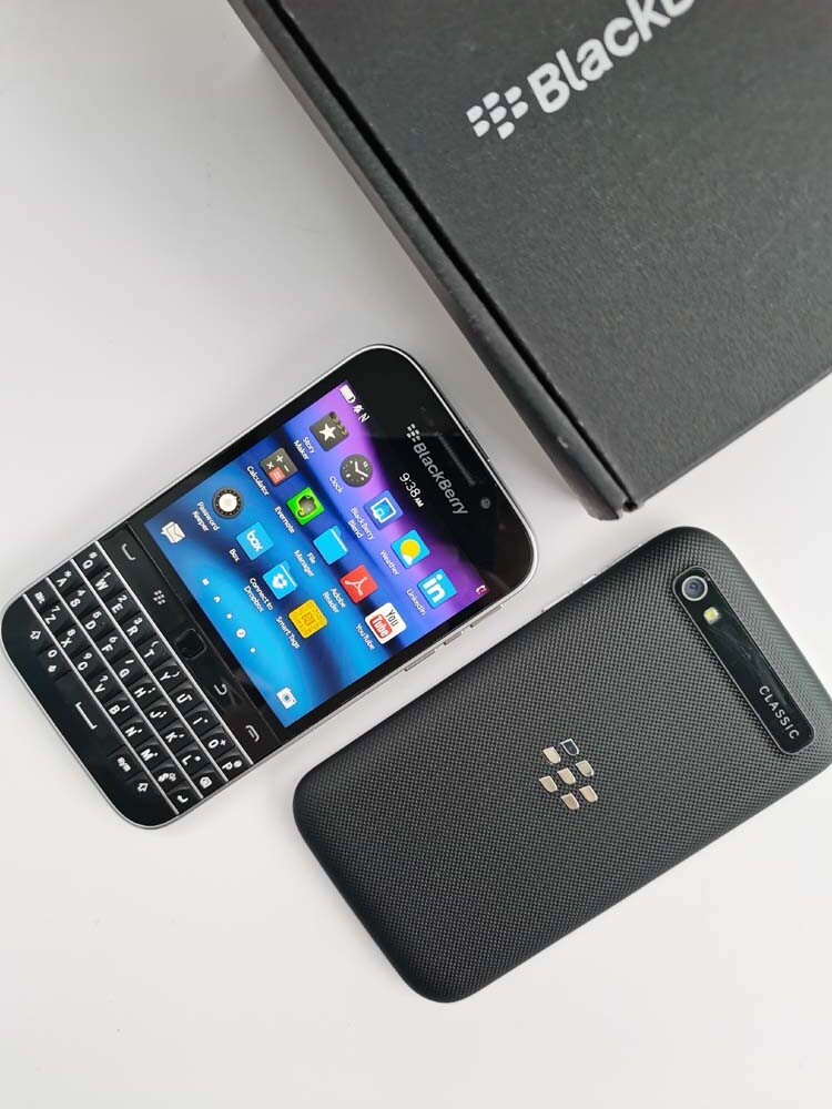 BlackBerry Classic Q20 Unlocked 16GB Keyboard Smartphone