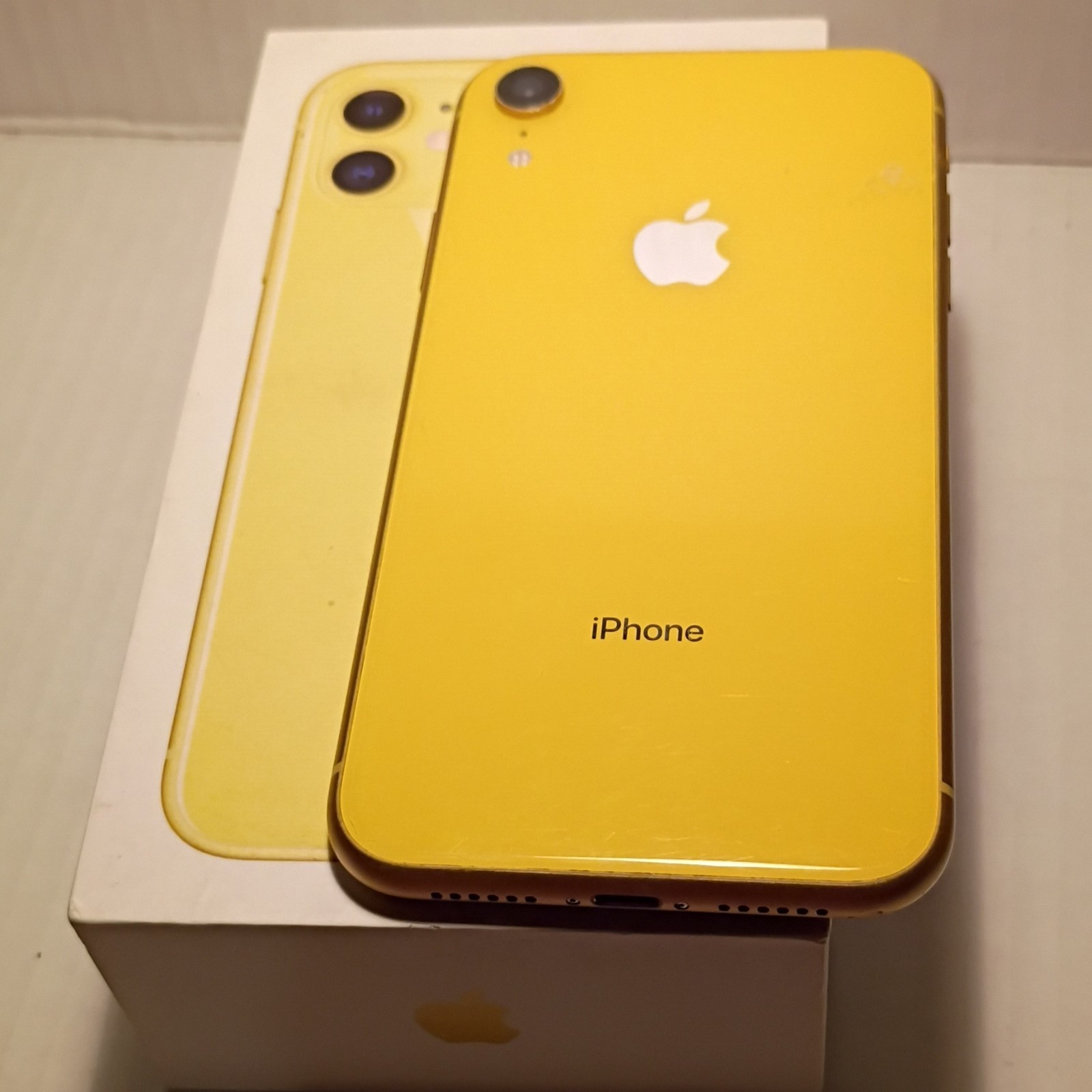 Apple iPhone XR 64GB Yellow 12MP Smartphone FOR PARTS/NOT WORKING