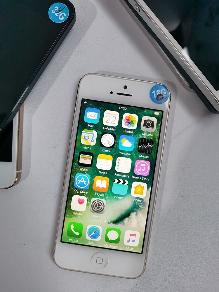 Apple iPhone 5 – Unlocked 16GB / 32GB – iOS 10 – Gold/Black/Silver – 90% N ew