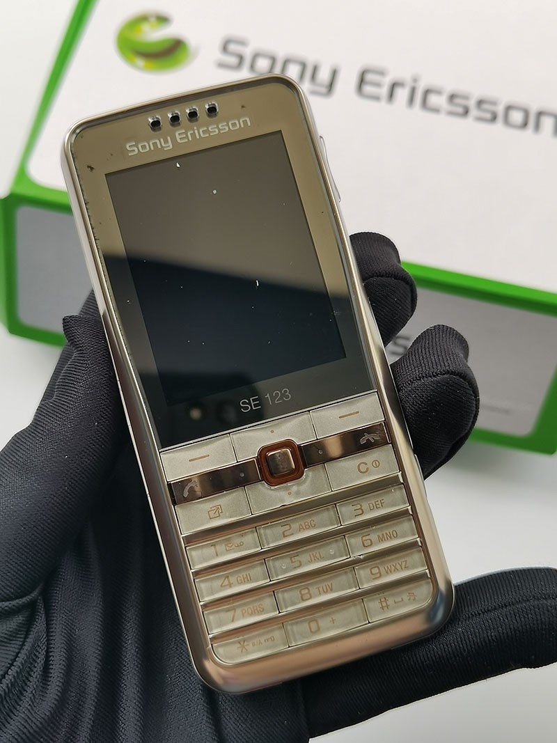 Sony Ericsson G502 (Unlocked) – 32 MB – Bluetooth Cellphone
