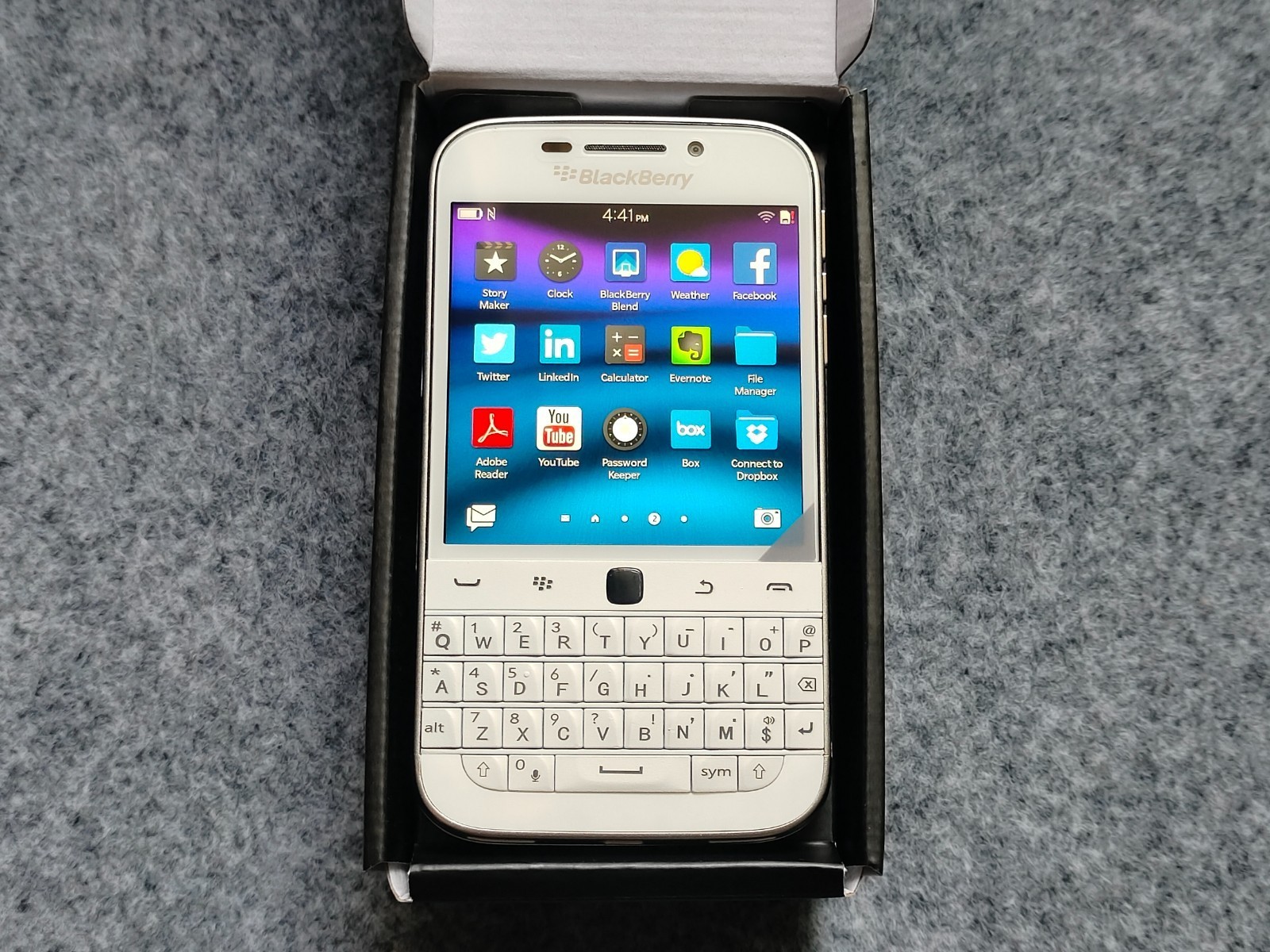 BlackBerry Classic Q20 16GB Factory UNLOCKED(4G) Keyboard Smartphone 90%