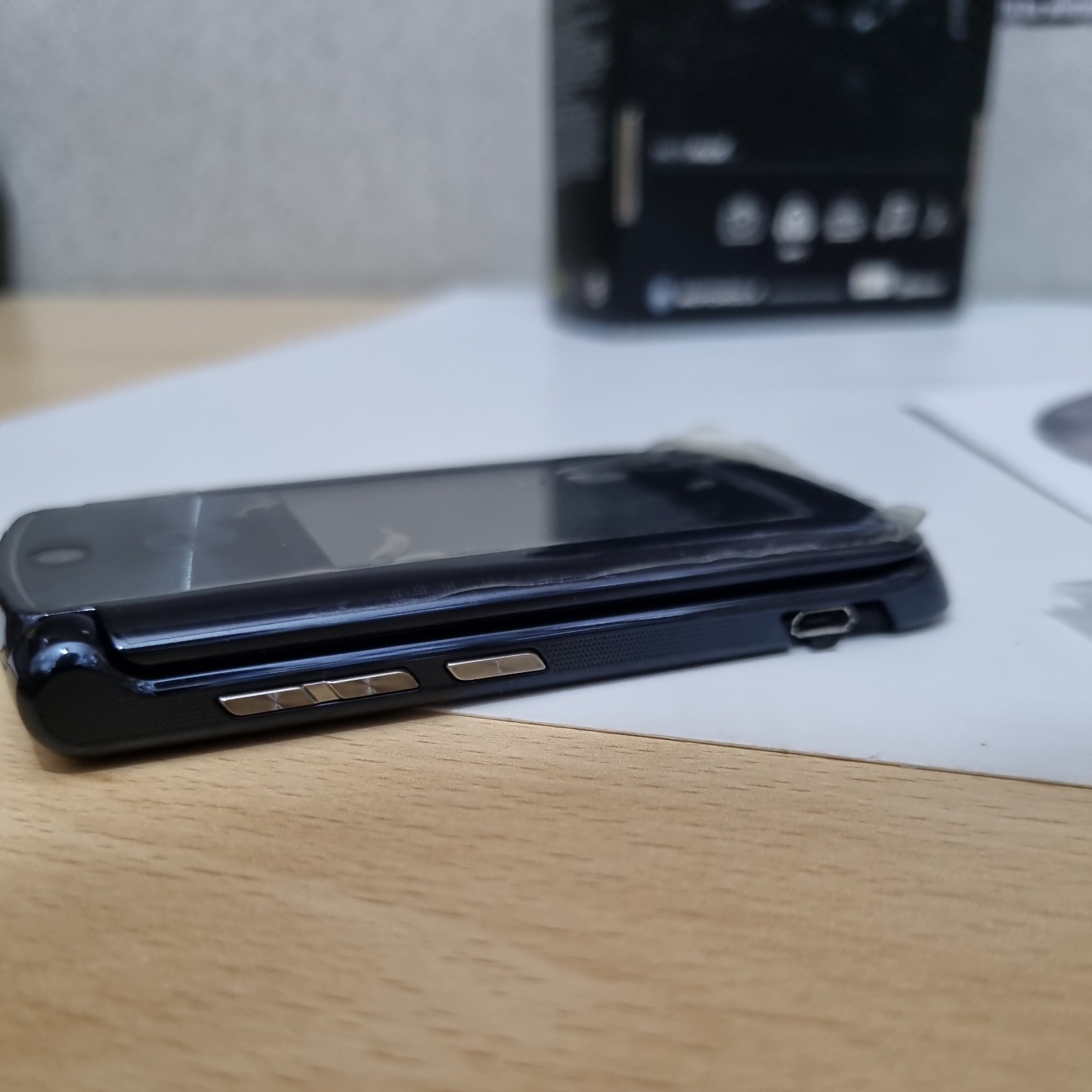 Motorola RAZR2 V8 unlocked brand new old stock